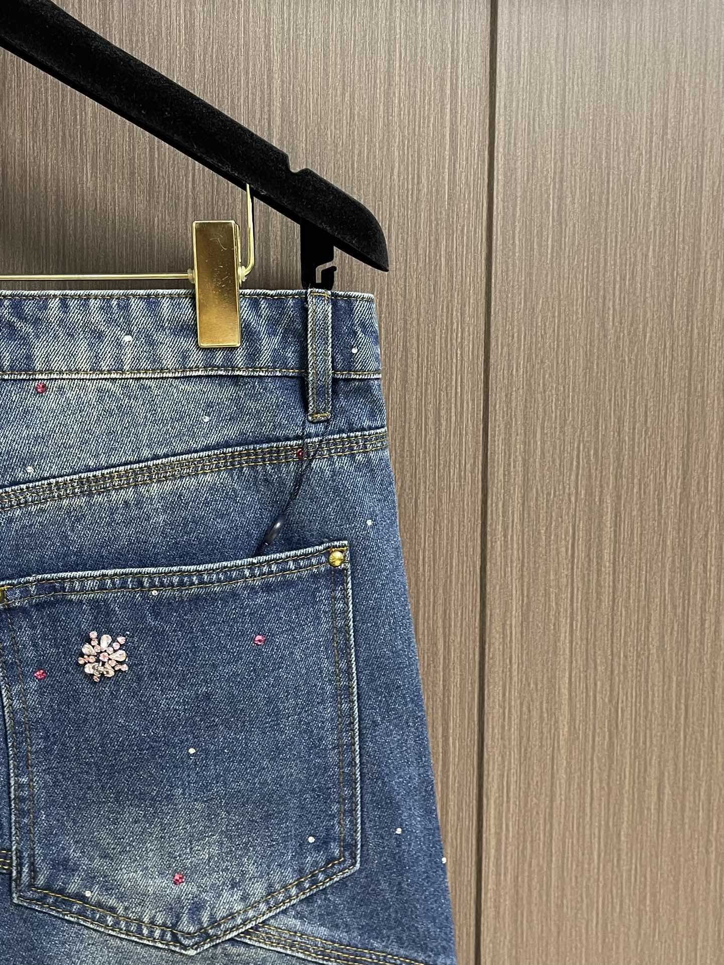 LV 2025FW 手工樱花水钻刺绣牛仔短裤，由意大利进口高密度器械编织，纹路清晰，定制丹宁粗斜纹布结构