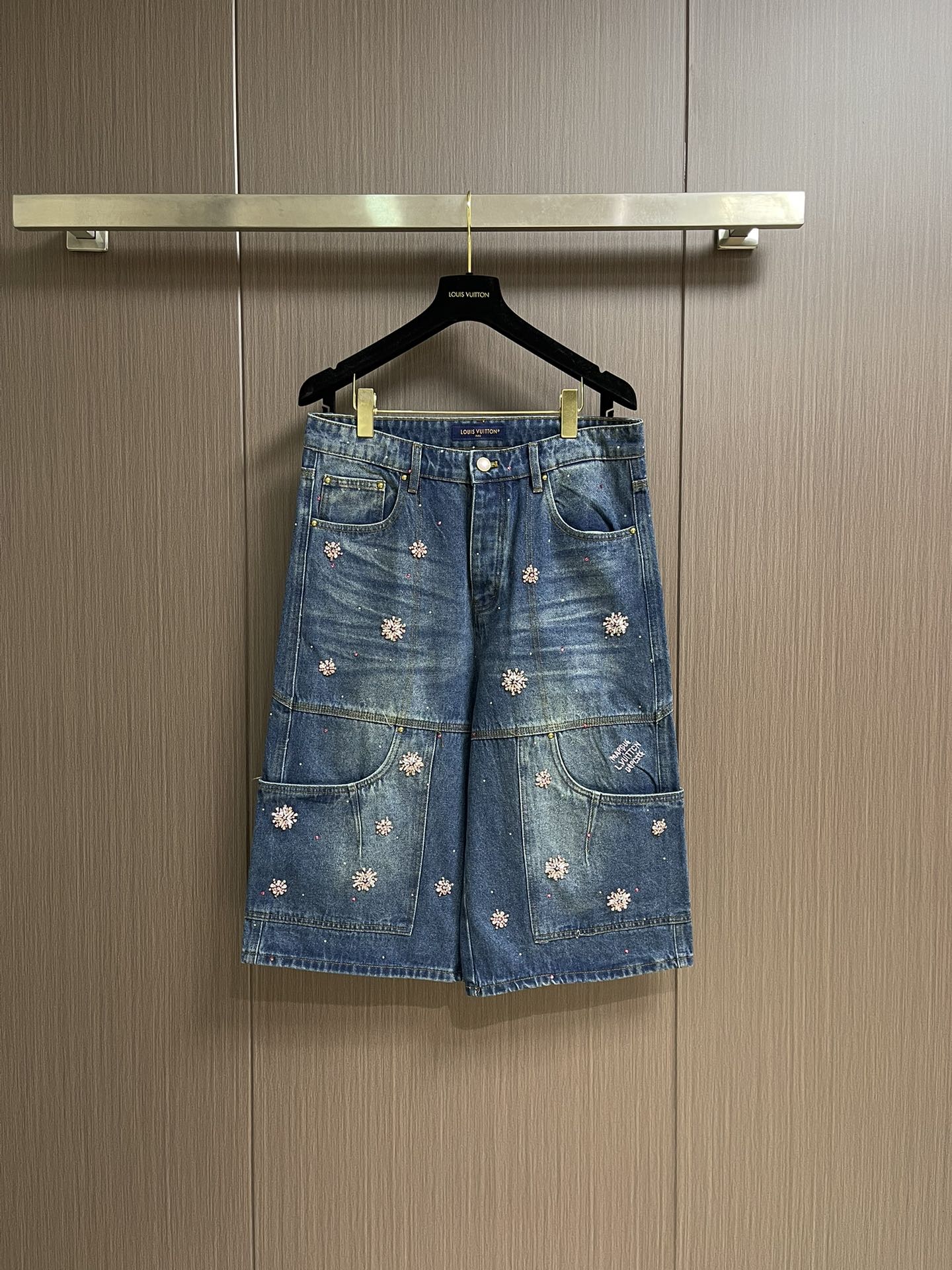 LV 2025FW 手工樱花水钻刺绣牛仔短裤，由意大利进口高密度器械编织，纹路清晰，定制丹宁粗斜纹布结构