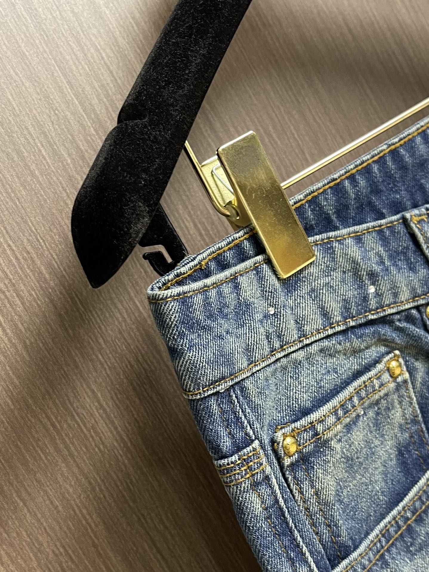 LV 2025FW 手工樱花水钻刺绣牛仔短裤，由意大利进口高密度器械编织，纹路清晰，定制丹宁粗斜纹布结构