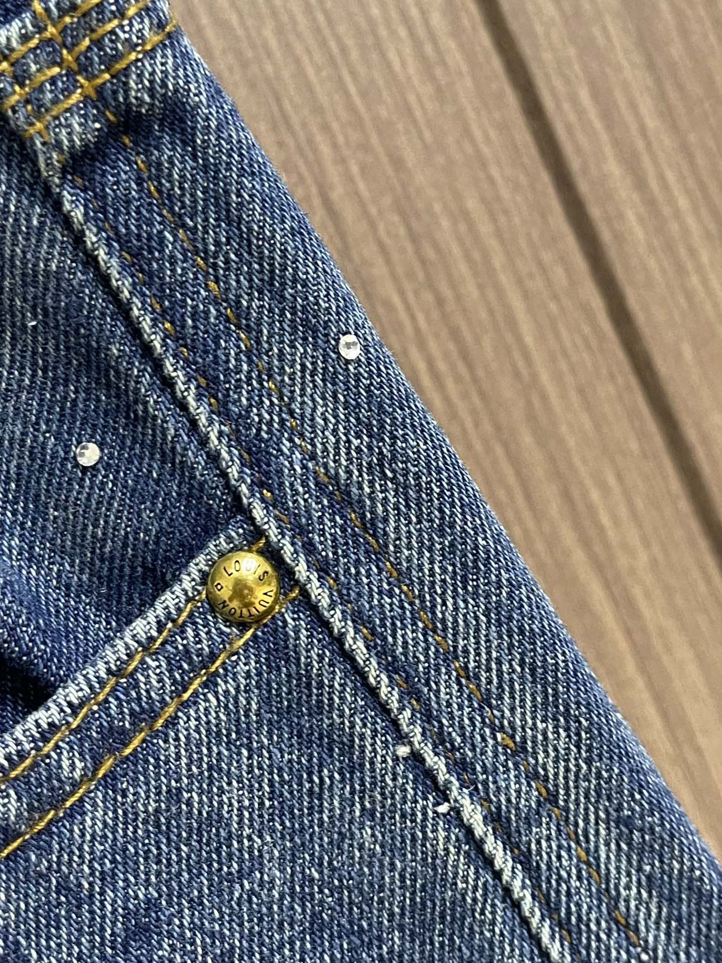 LV 2025FW 手工樱花水钻刺绣牛仔短裤，由意大利进口高密度器械编织，纹路清晰，定制丹宁粗斜纹布结构