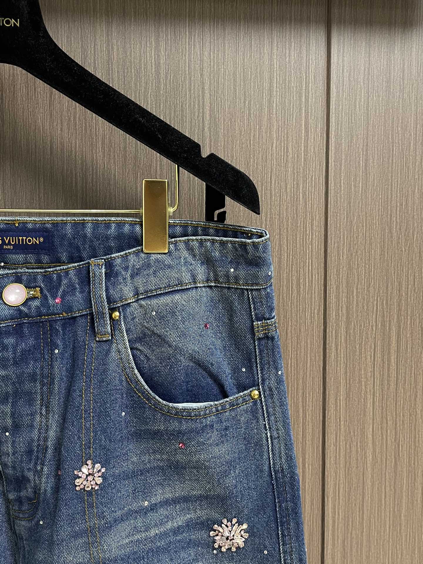 LV 2025FW 手工樱花水钻刺绣牛仔短裤，由意大利进口高密度器械编织，纹路清晰，定制丹宁粗斜纹布结构