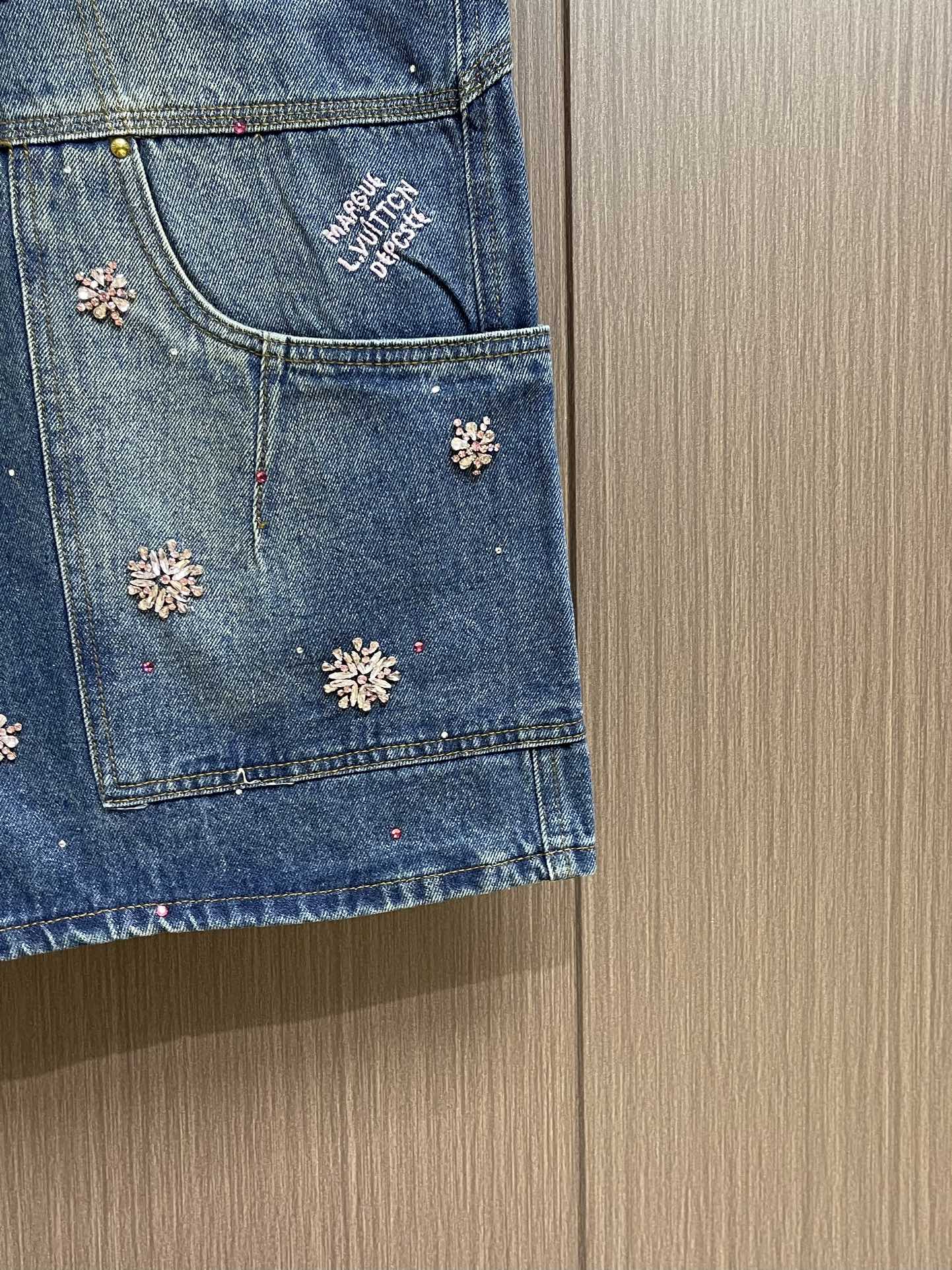 LV 2025FW 手工樱花水钻刺绣牛仔短裤，由意大利进口高密度器械编织，纹路清晰，定制丹宁粗斜纹布结构
