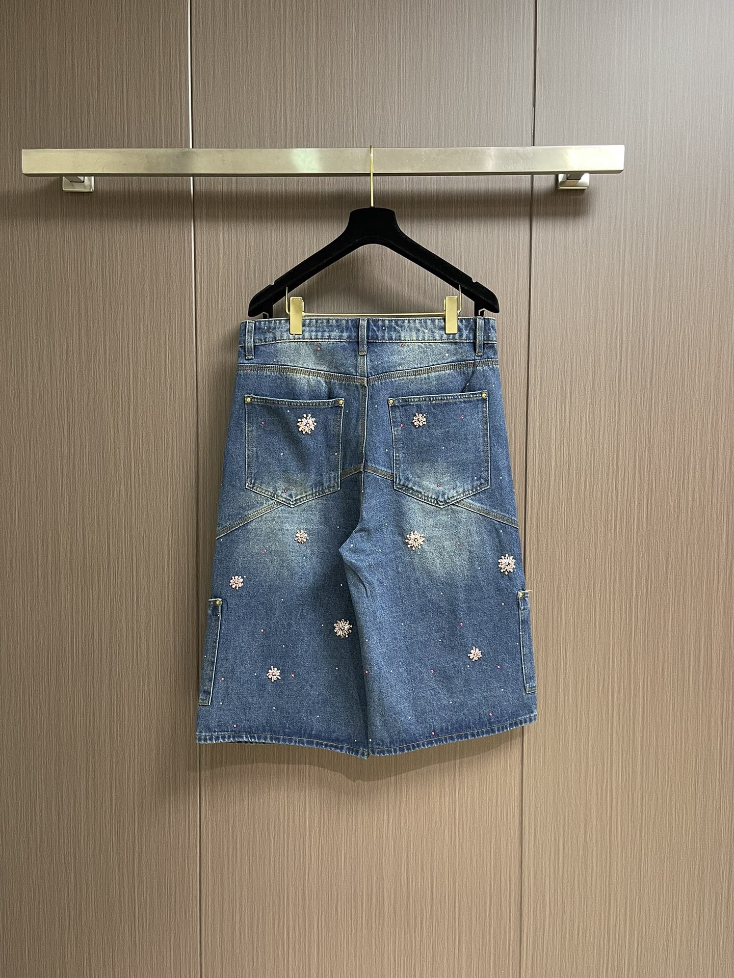 LV 2025FW 手工樱花水钻刺绣牛仔短裤，由意大利进口高密度器械编织，纹路清晰，定制丹宁粗斜纹布结构
