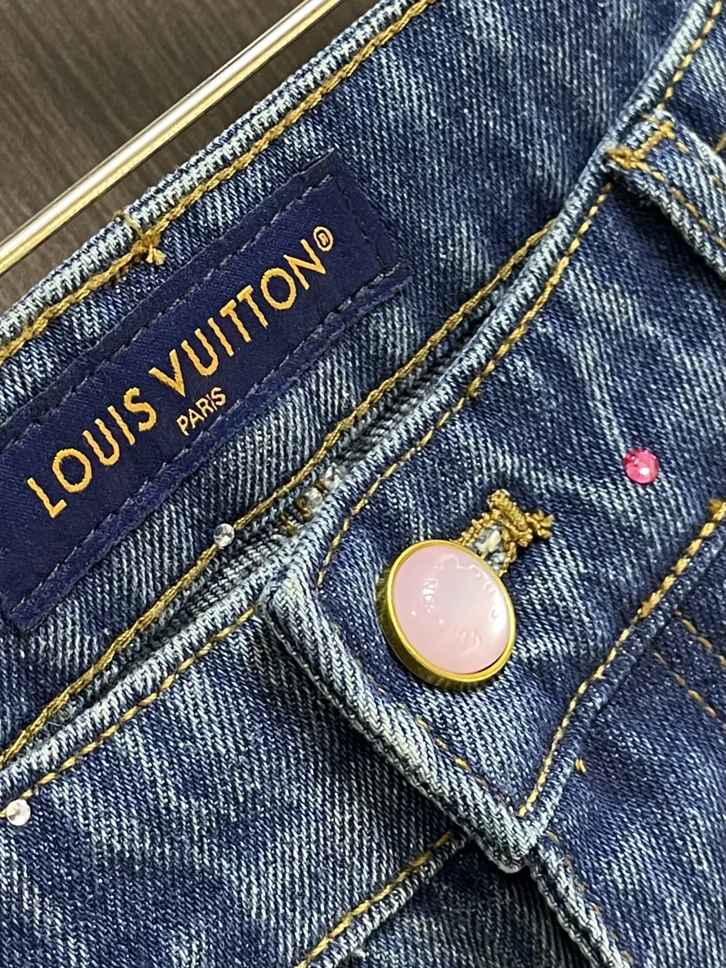LV 2025FW 手工樱花水钻刺绣牛仔短裤，由意大利进口高密度器械编织，纹路清晰，定制丹宁粗斜纹布结构