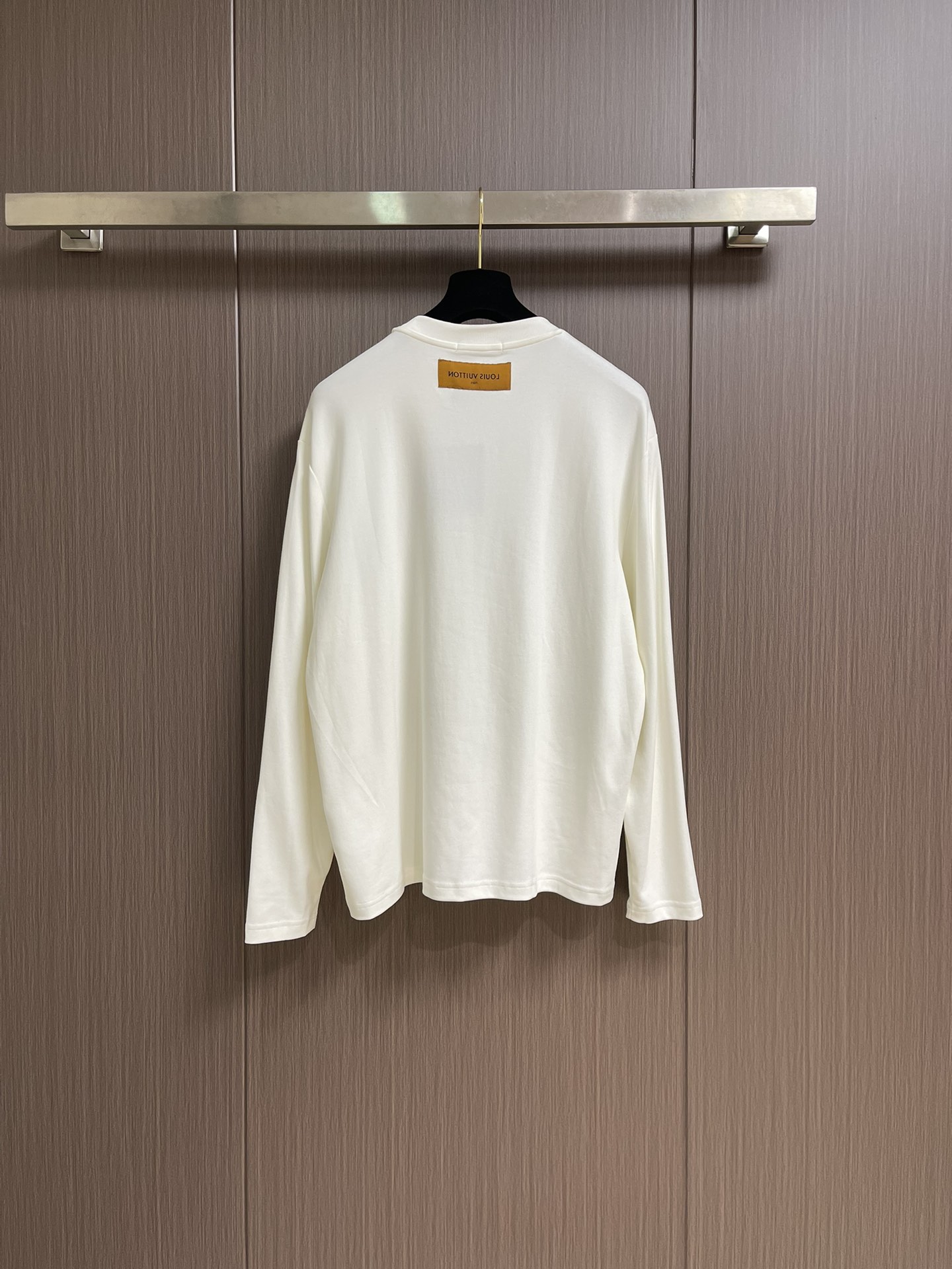 LV 胸前字母压花长袖T恤，采用定制面料。添加杜邦公司Sorona（索罗娜）材料，亲肤性好、长效抗菌、防