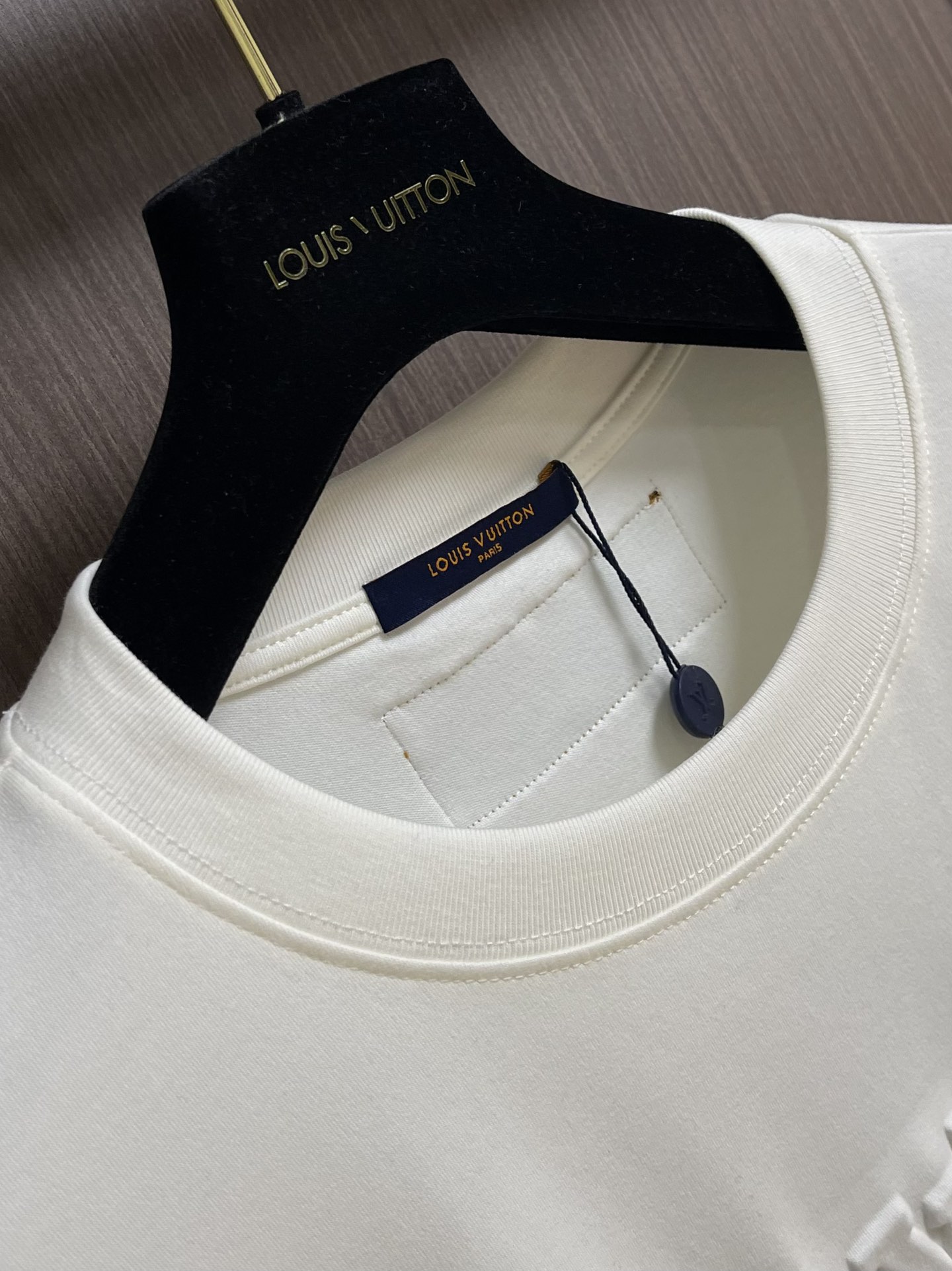 LV 胸前字母压花长袖T恤，采用定制面料。添加杜邦公司Sorona（索罗娜）材料，亲肤性好、长效抗菌、防