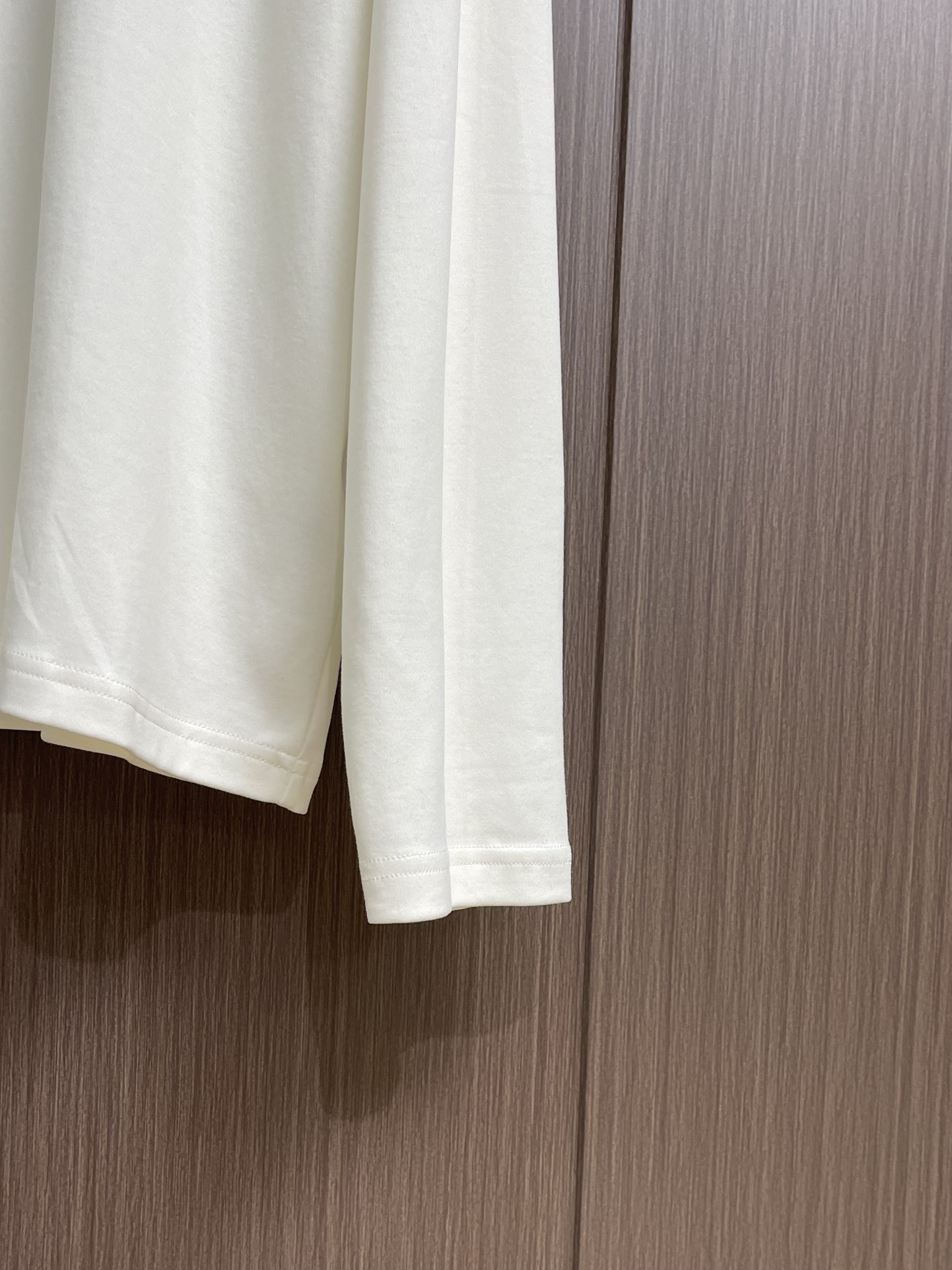 LV 胸前字母压花长袖T恤，采用定制面料。添加杜邦公司Sorona（索罗娜）材料，亲肤性好、长效抗菌、防