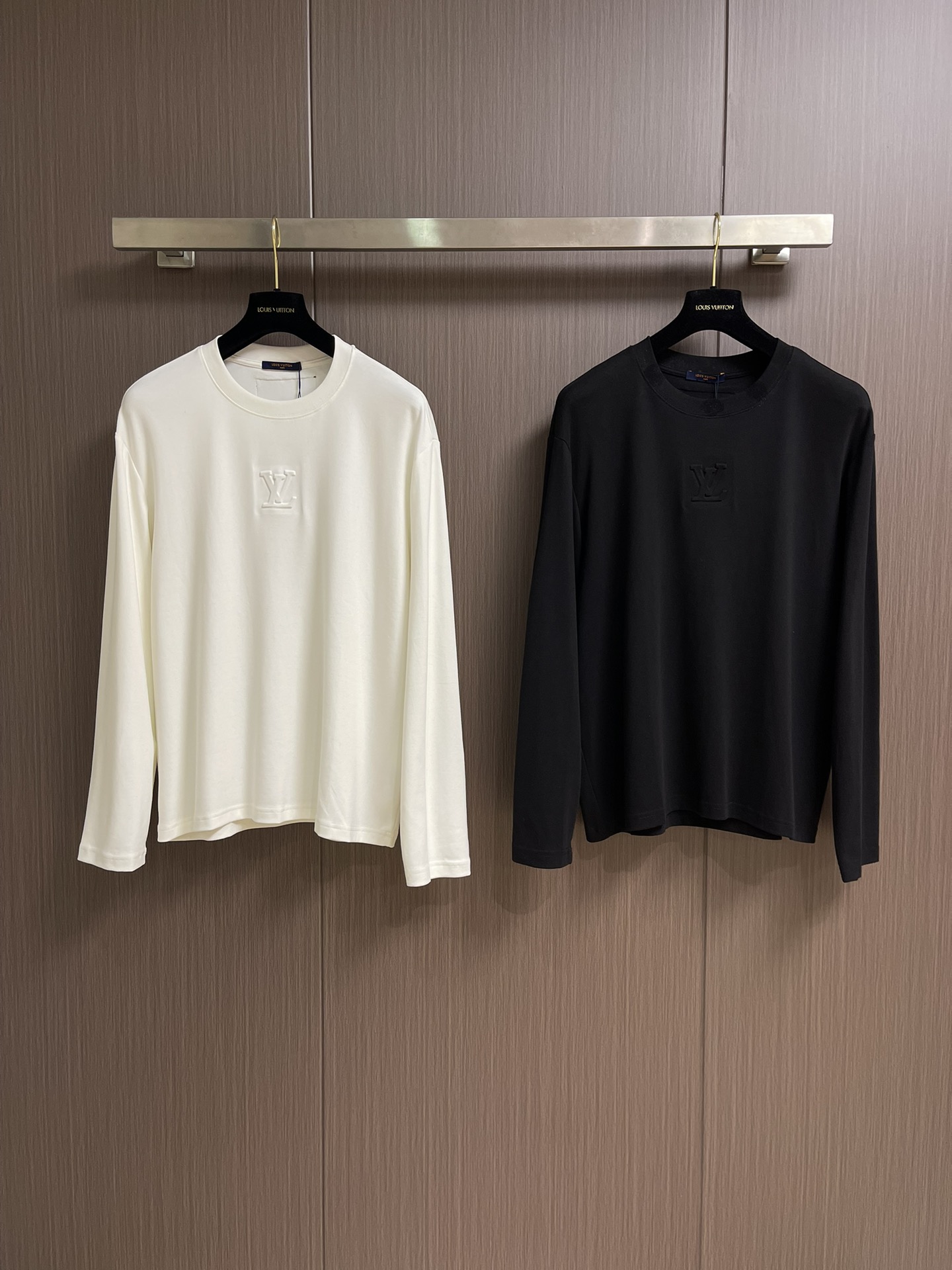 LV 胸前字母压花长袖T恤，采用定制面料。添加杜邦公司Sorona（索罗娜）材料，亲肤性好、长效抗菌、防