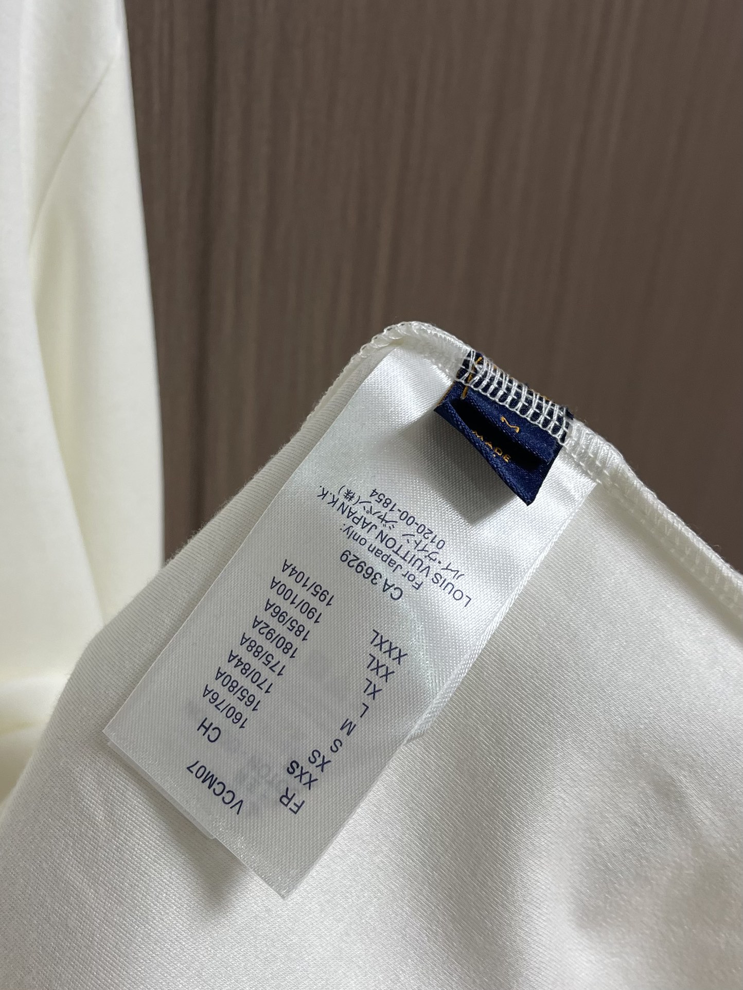 LV 胸前字母压花长袖T恤，采用定制面料。添加杜邦公司Sorona（索罗娜）材料，亲肤性好、长效抗菌、防