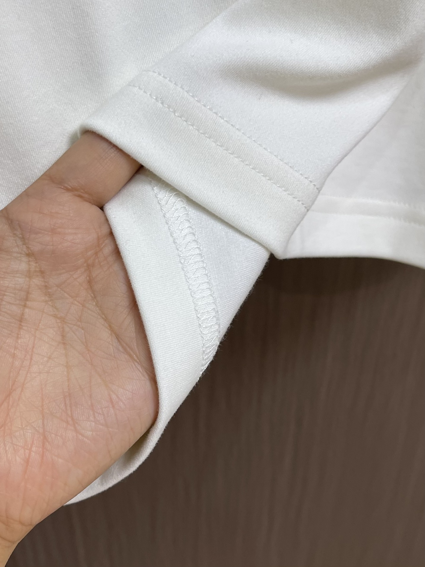 LV 胸前字母压花长袖T恤，采用定制面料。添加杜邦公司Sorona（索罗娜）材料，亲肤性好、长效抗菌、防