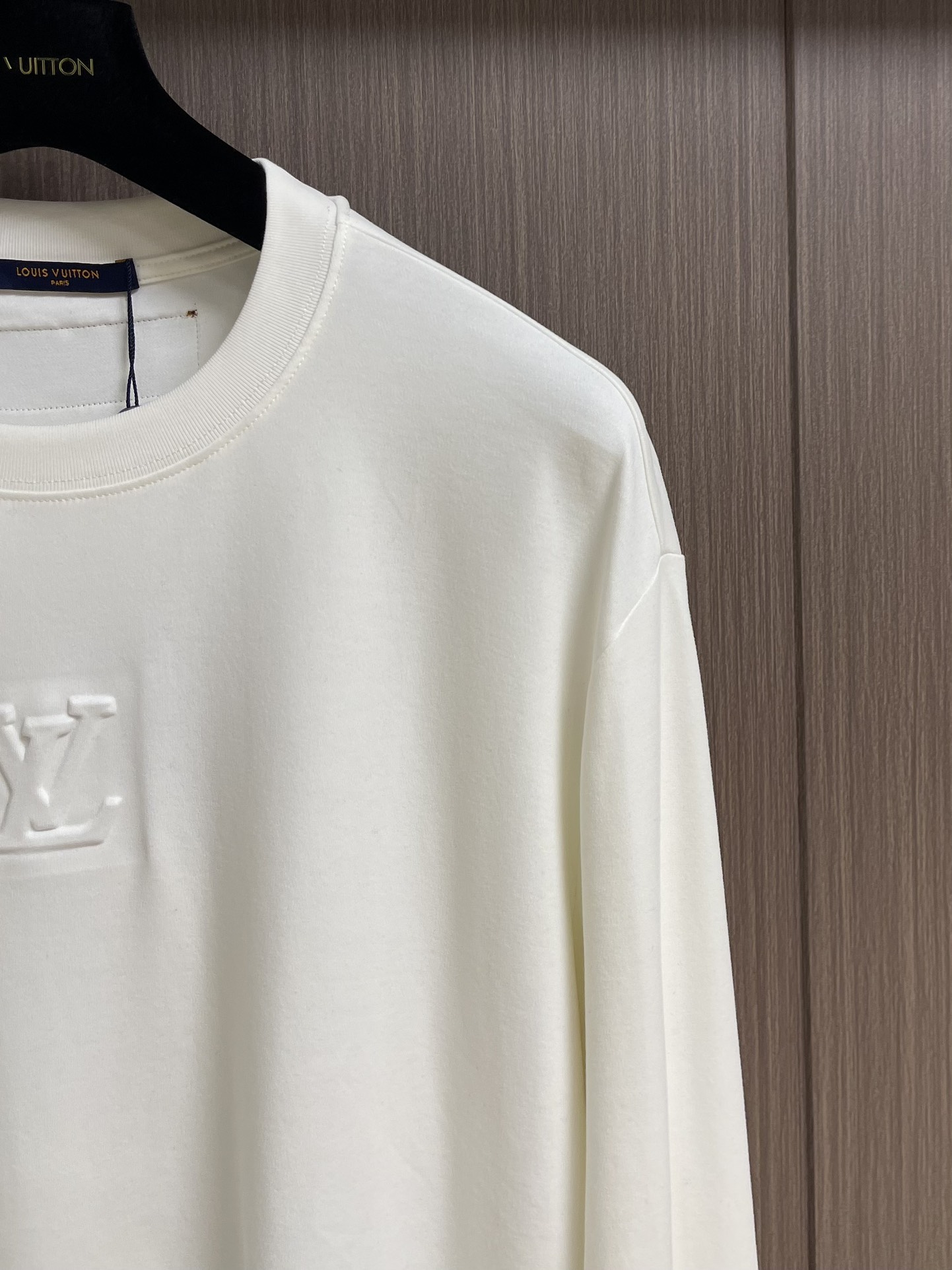LV 胸前字母压花长袖T恤，采用定制面料。添加杜邦公司Sorona（索罗娜）材料，亲肤性好、长效抗菌、防