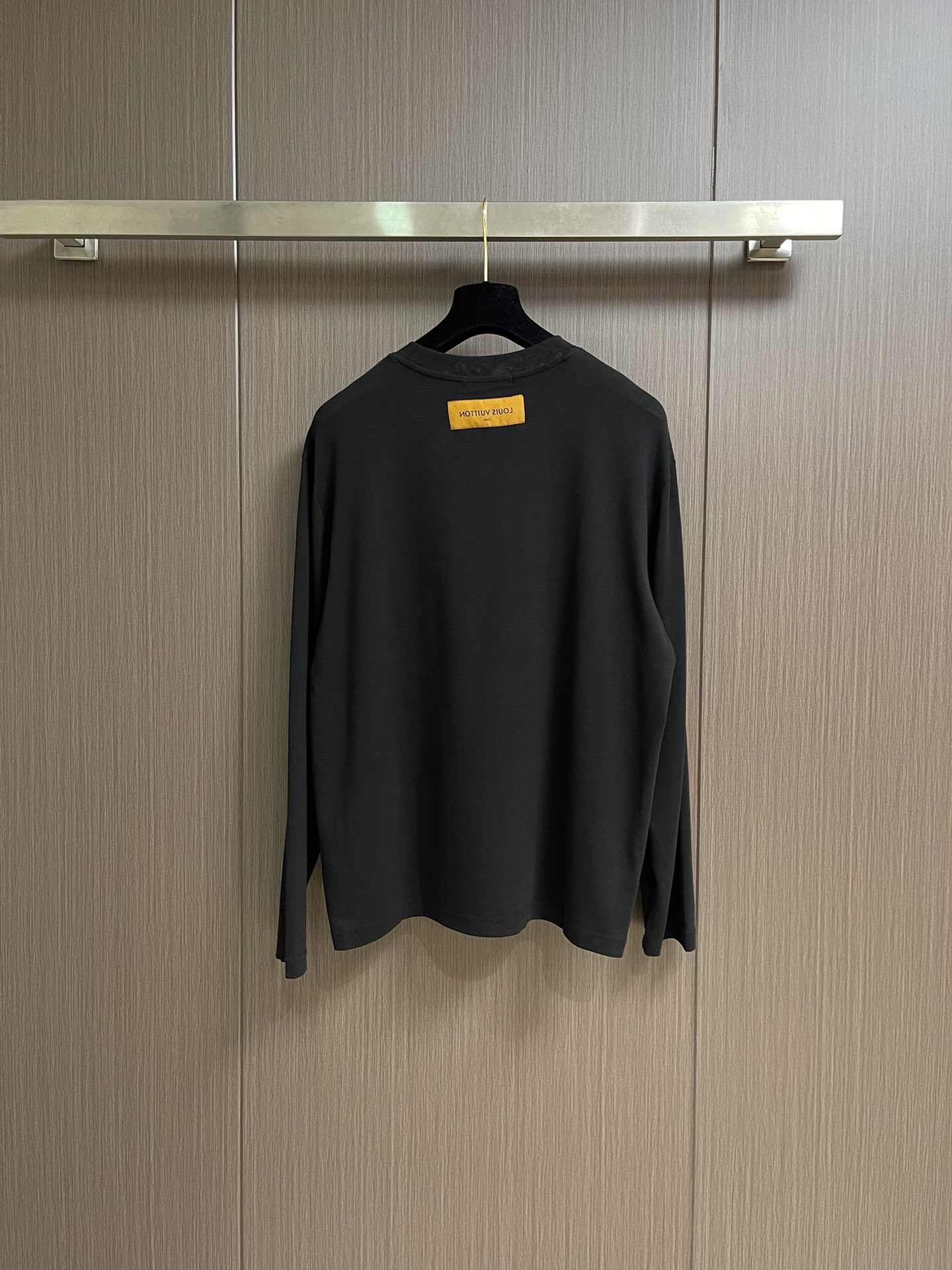 LV 胸前字母压花长袖T恤，采用定制面料。添加杜邦公司Sorona（索罗娜）材料，亲肤性好、长效抗菌、防