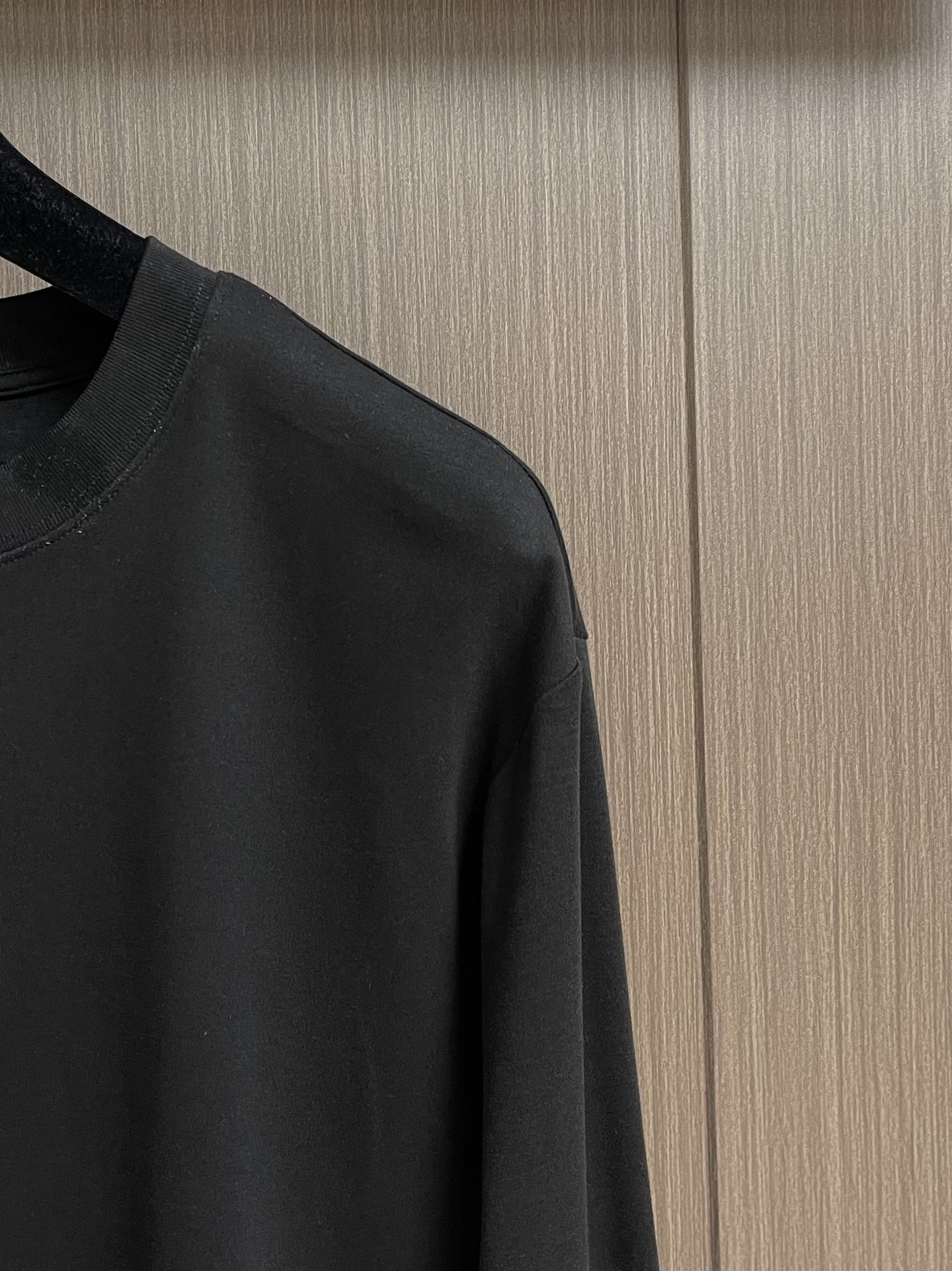 LV 胸前字母压花长袖T恤，采用定制面料。添加杜邦公司Sorona（索罗娜）材料，亲肤性好、长效抗菌、防