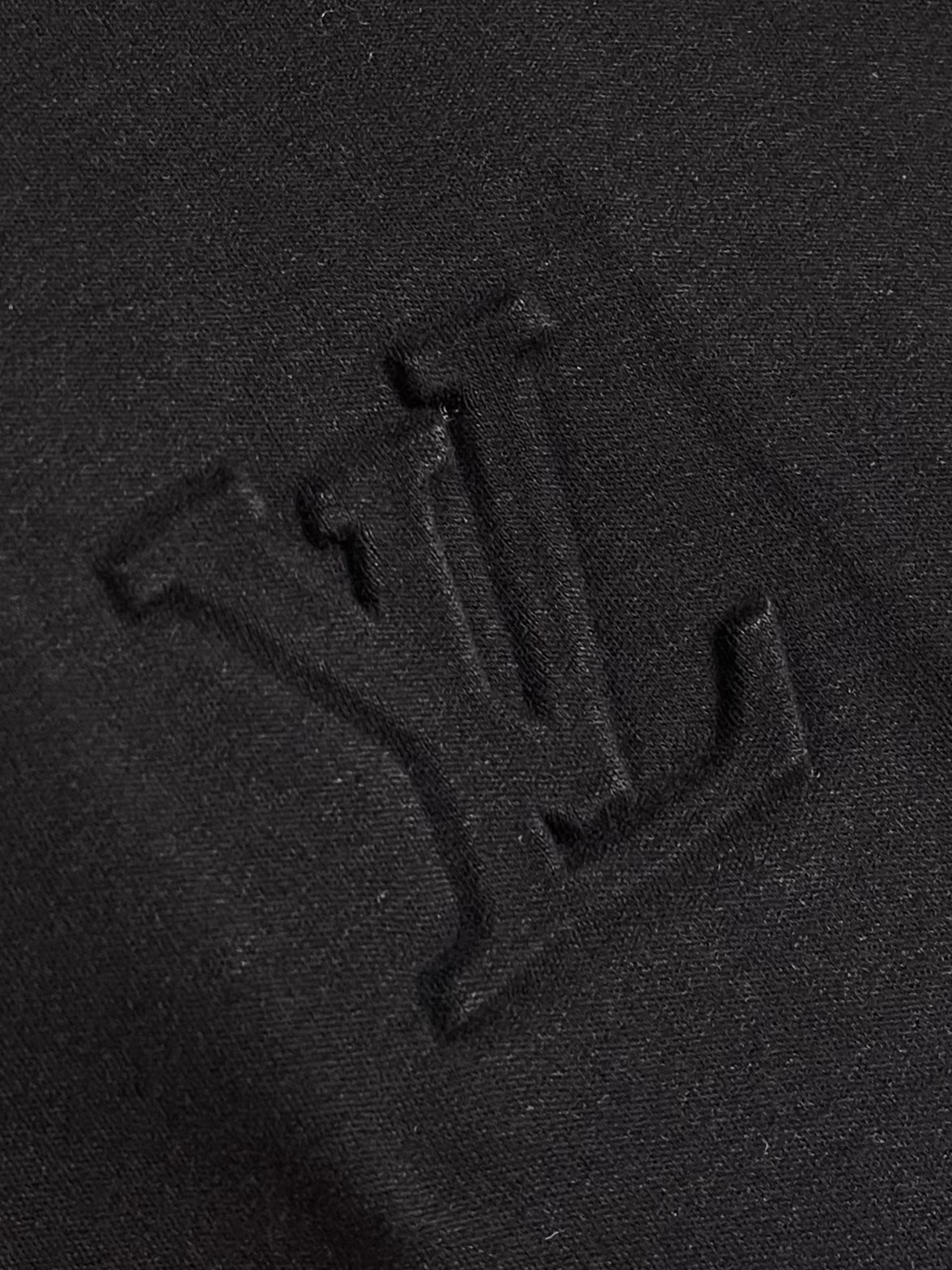 LV 胸前字母压花长袖T恤，采用定制面料。添加杜邦公司Sorona（索罗娜）材料，亲肤性好、长效抗菌、防