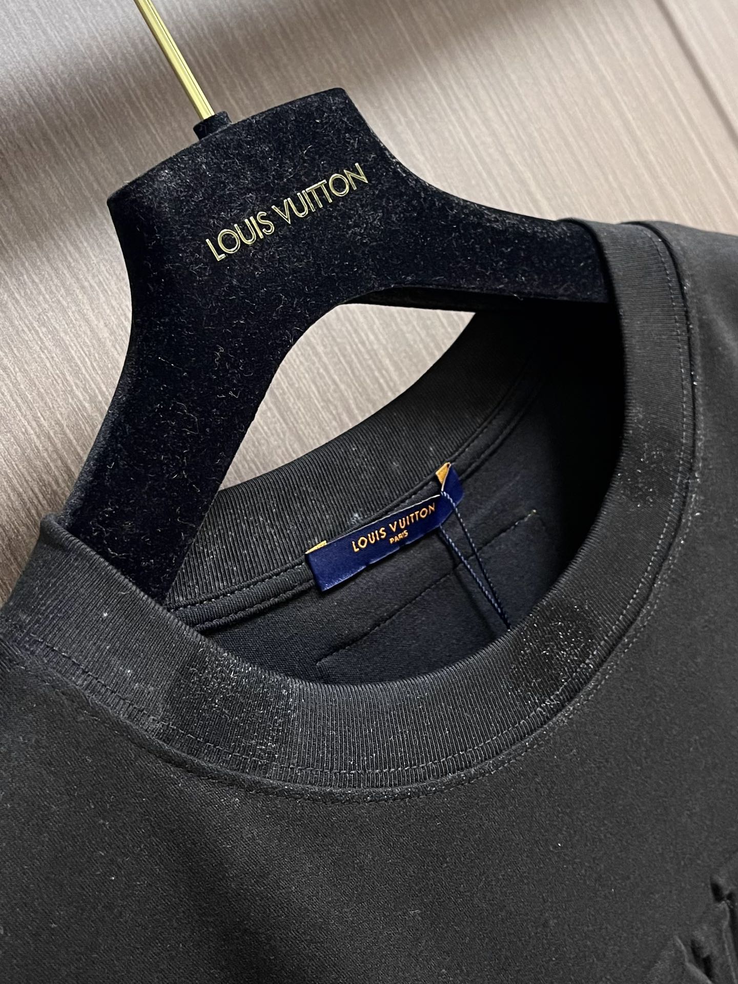 LV 胸前字母压花长袖T恤，采用定制面料。添加杜邦公司Sorona（索罗娜）材料，亲肤性好、长效抗菌、防