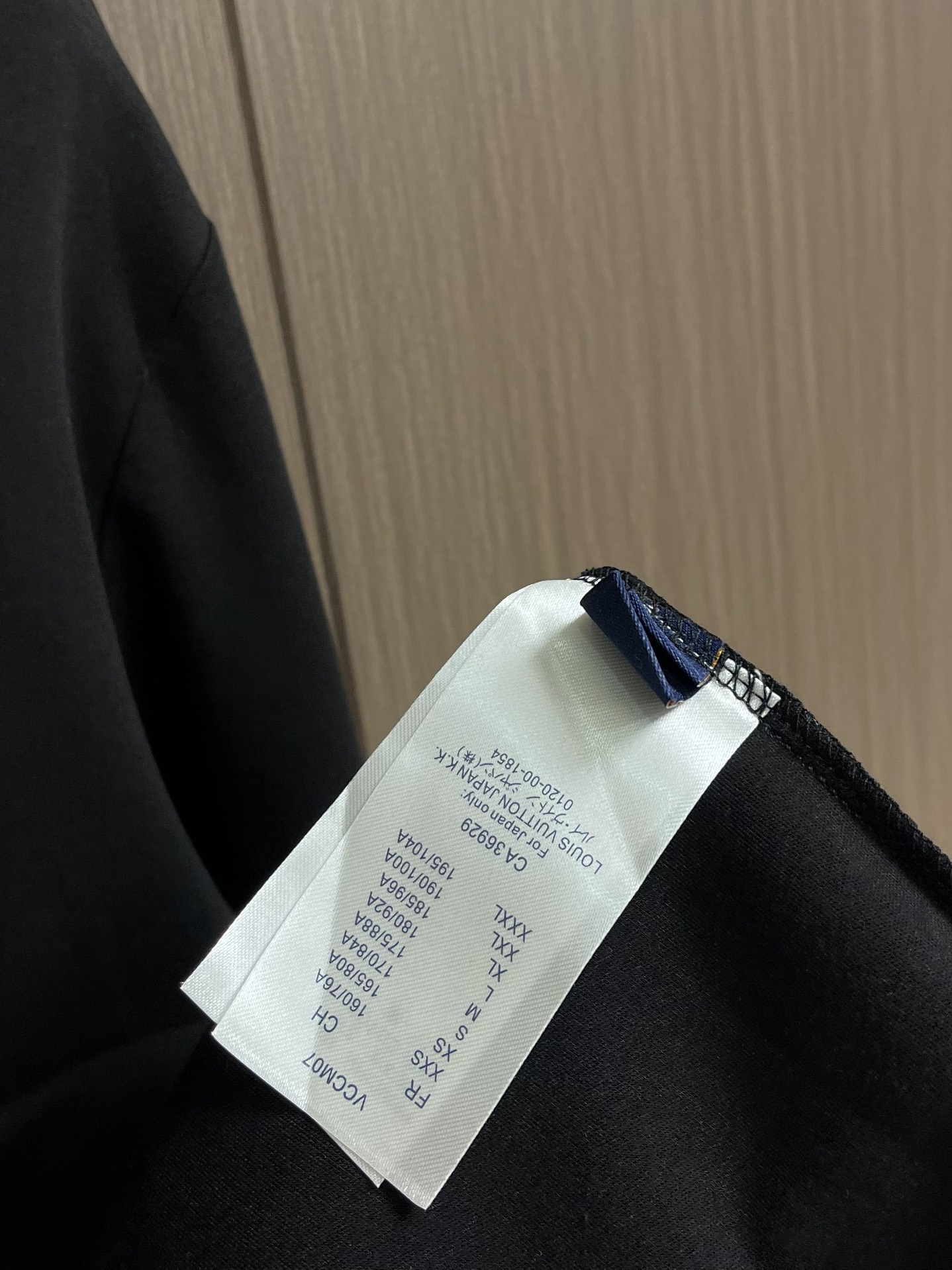 LV 胸前字母压花长袖T恤，采用定制面料。添加杜邦公司Sorona（索罗娜）材料，亲肤性好、长效抗菌、防