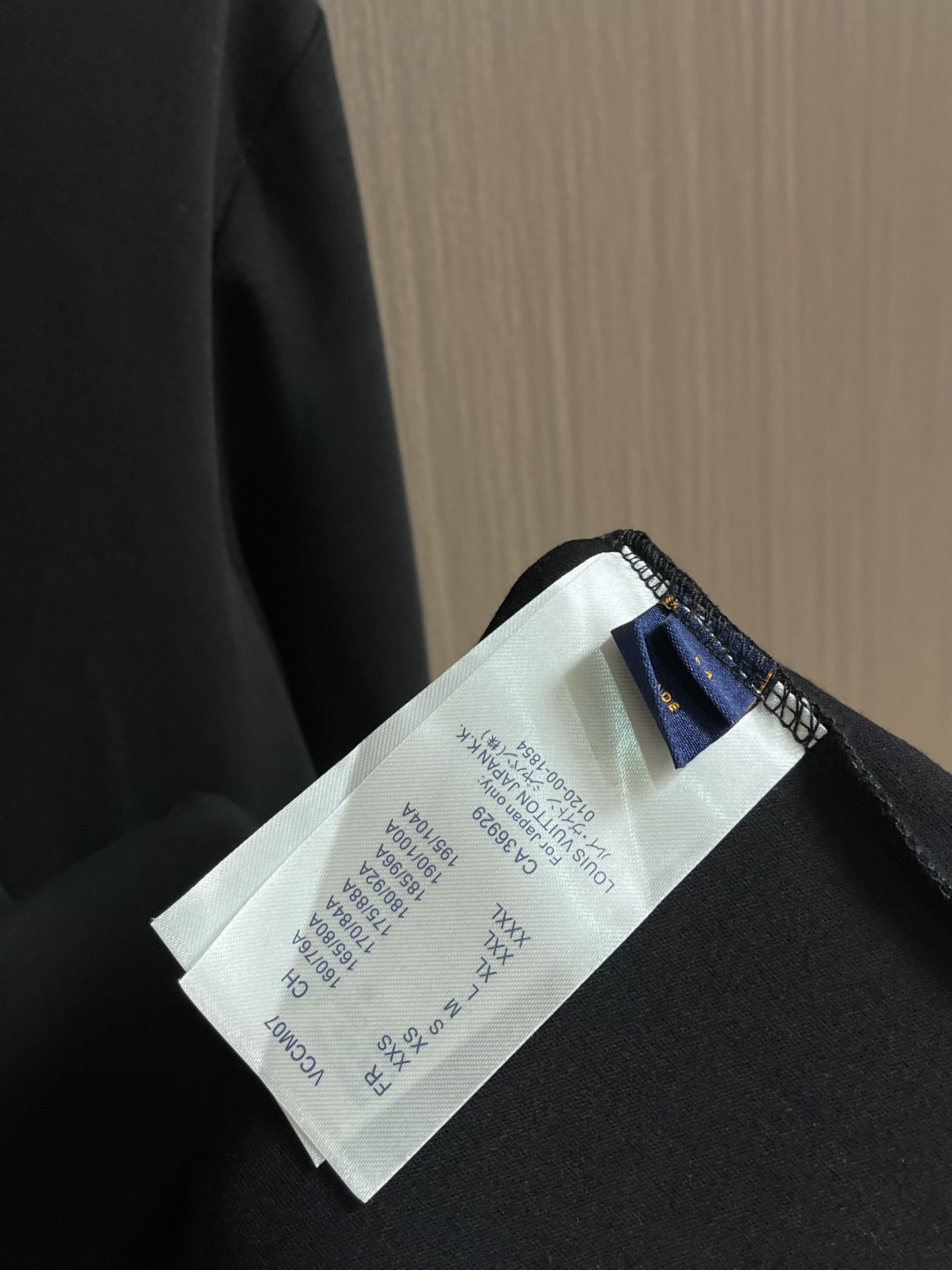 LV 胸前字母压花长袖T恤，采用定制面料。添加杜邦公司Sorona（索罗娜）材料，亲肤性好、长效抗菌、防