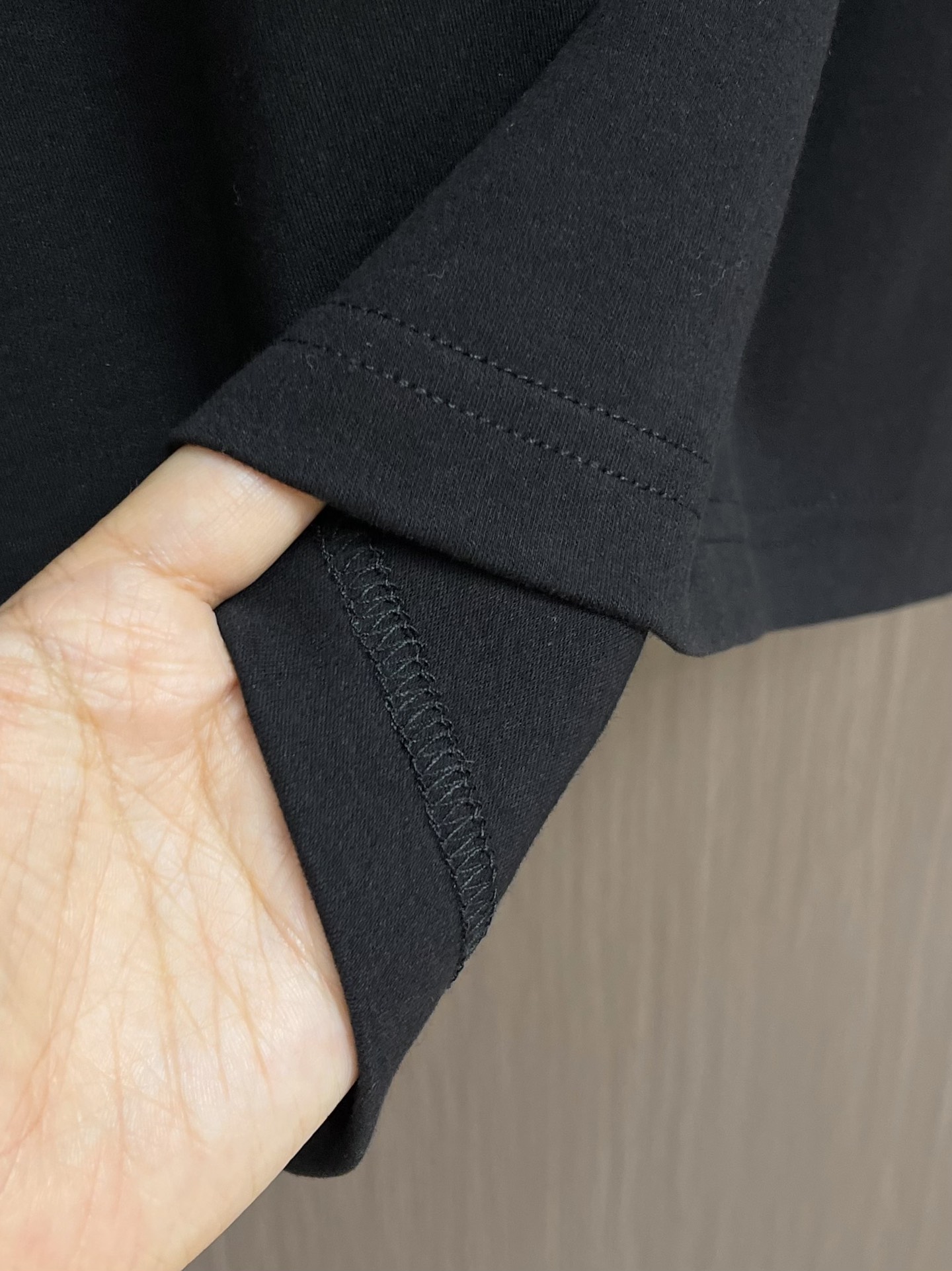 LV 胸前字母压花长袖T恤，采用定制面料。添加杜邦公司Sorona（索罗娜）材料，亲肤性好、长效抗菌、防