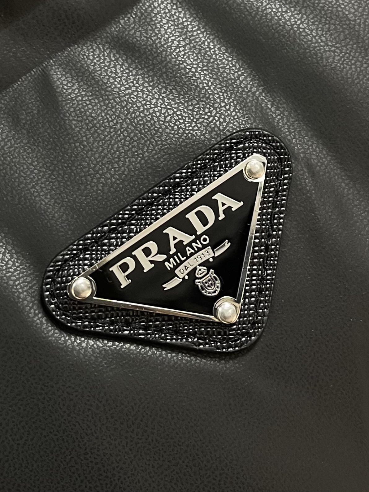 Prada 2025fw秋冬新款三角标识logo羽绒夹克！高端环保皮革面料制成，皮质表面细腻的纹理细节，