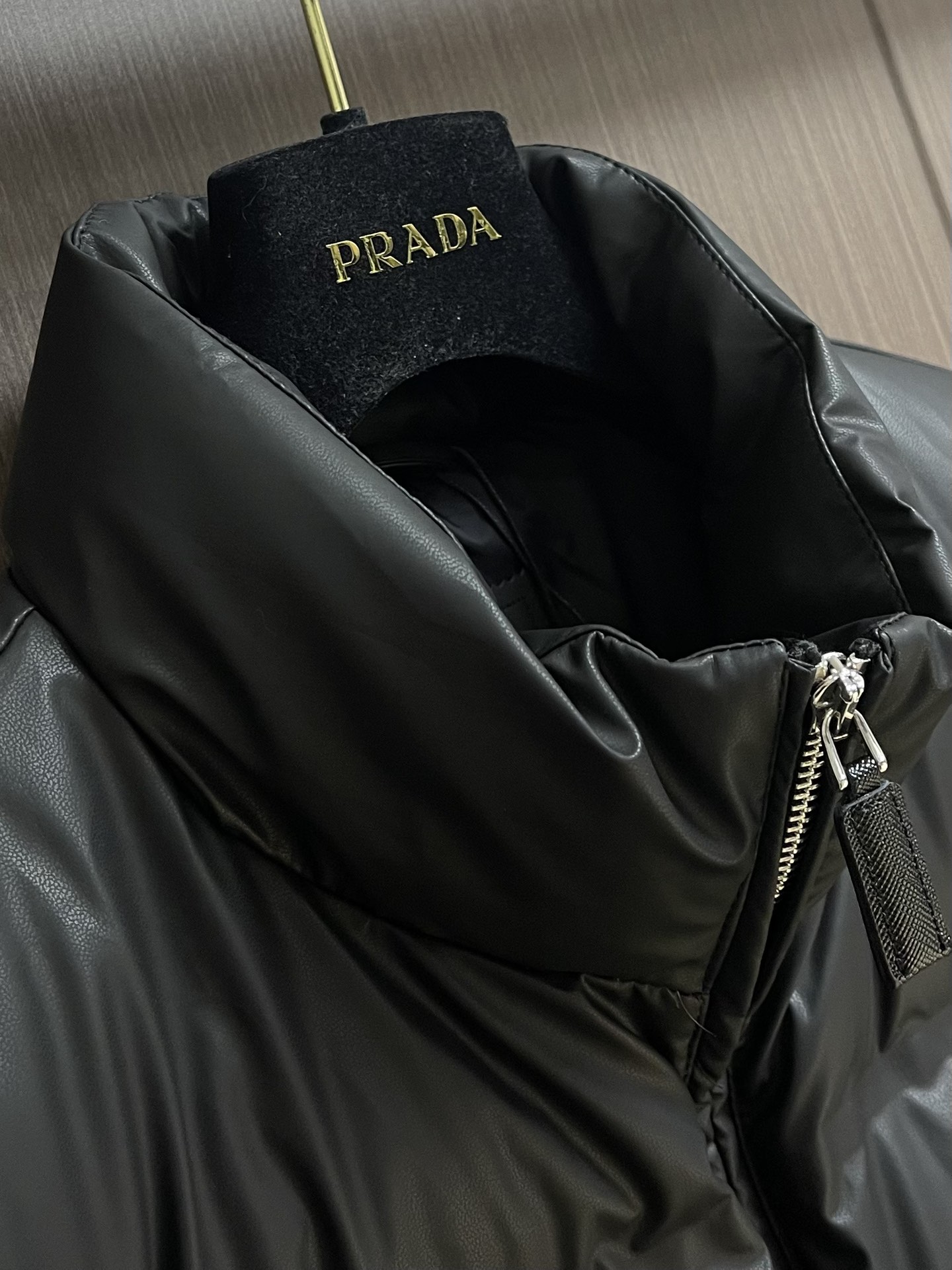 Prada 2025fw秋冬新款三角标识logo羽绒夹克！高端环保皮革面料制成，皮质表面细腻的纹理细节，