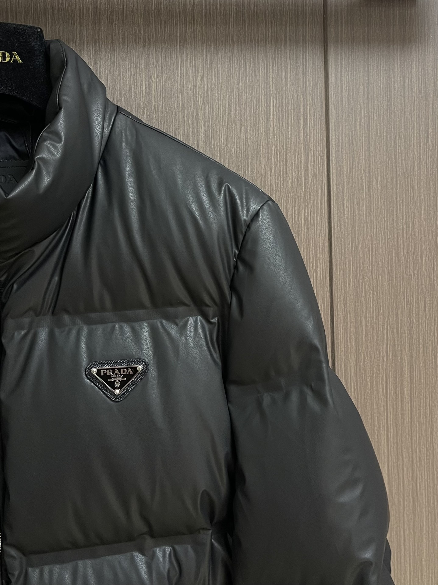 Prada 2025fw秋冬新款三角标识logo羽绒夹克！高端环保皮革面料制成，皮质表面细腻的纹理细节，