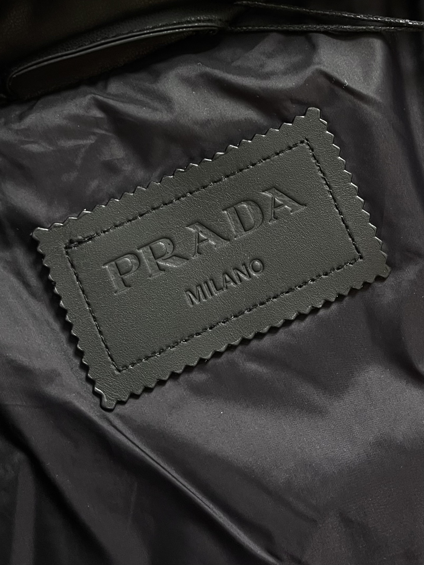 Prada 2025fw秋冬新款三角标识logo羽绒夹克！高端环保皮革面料制成，皮质表面细腻的纹理细节，