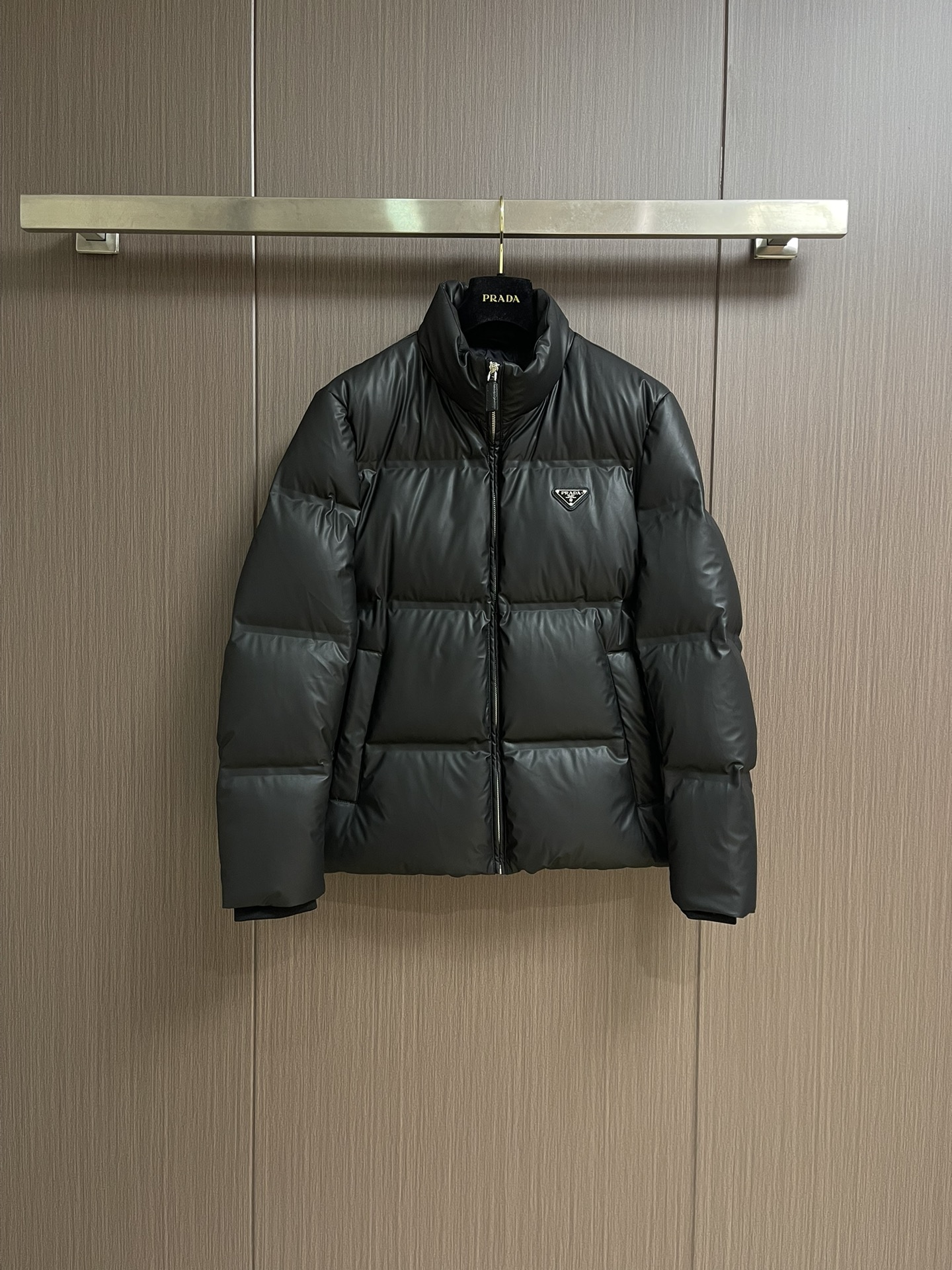Prada 2025fw秋冬新款三角标识logo羽绒夹克！高端环保皮革面料制成，皮质表面细腻的纹理细节，