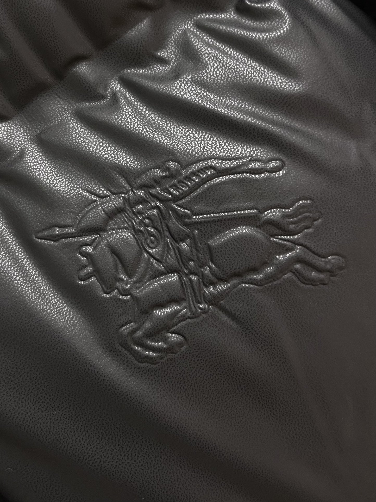burberry 战马徽标连帽羽绒服，适合各种户外活动和日常穿着。 具有良好的透气性和耐磨性，内里填充优