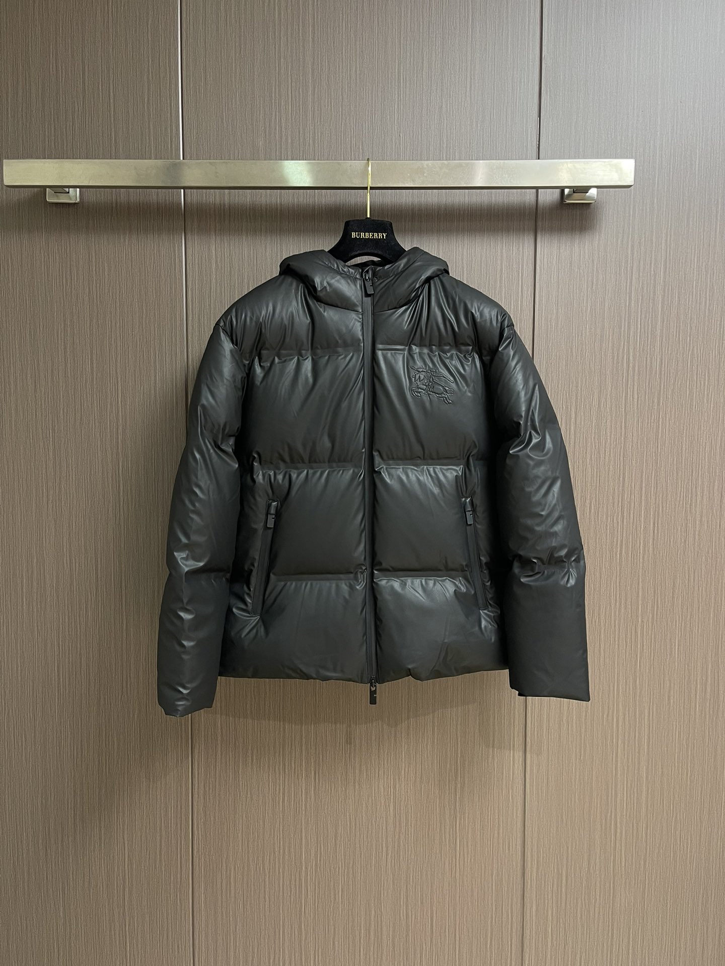 burberry 战马徽标连帽羽绒服，适合各种户外活动和日常穿着。 具有良好的透气性和耐磨性，内里填充优