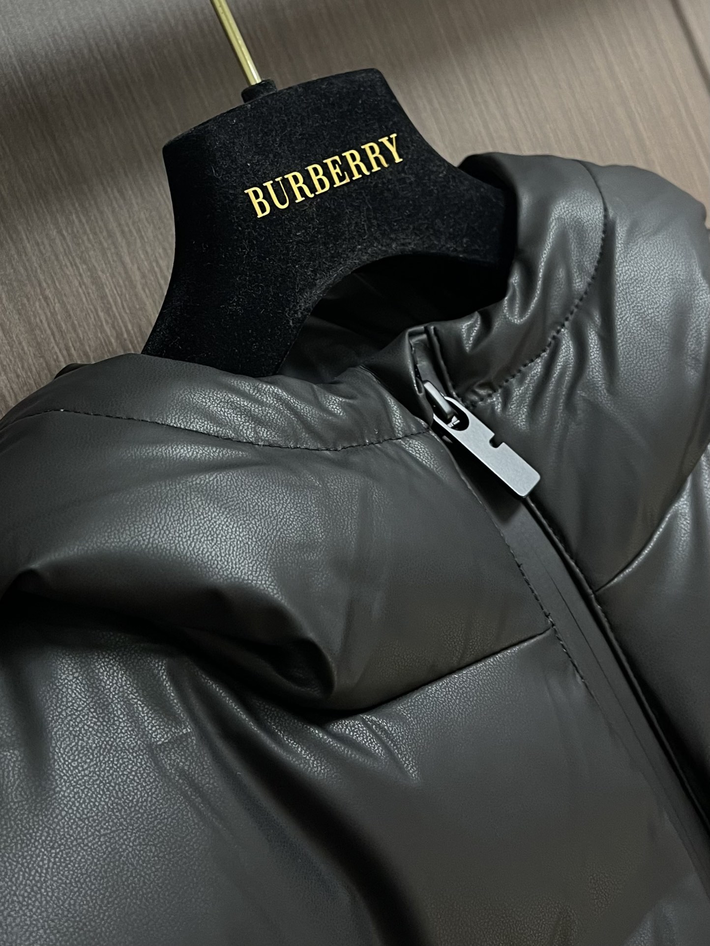 burberry 战马徽标连帽羽绒服，适合各种户外活动和日常穿着。 具有良好的透气性和耐磨性，内里填充优