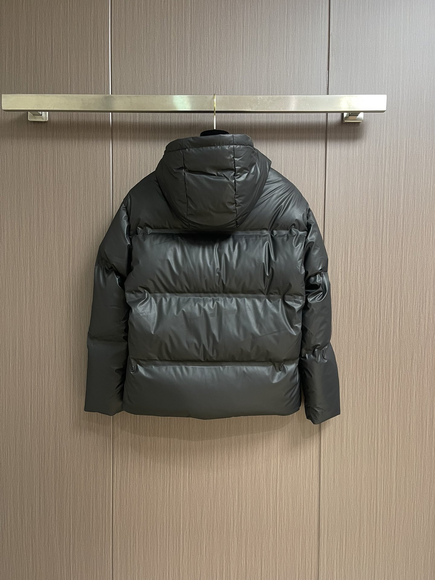 burberry 战马徽标连帽羽绒服，适合各种户外活动和日常穿着。 具有良好的透气性和耐磨性，内里填充优