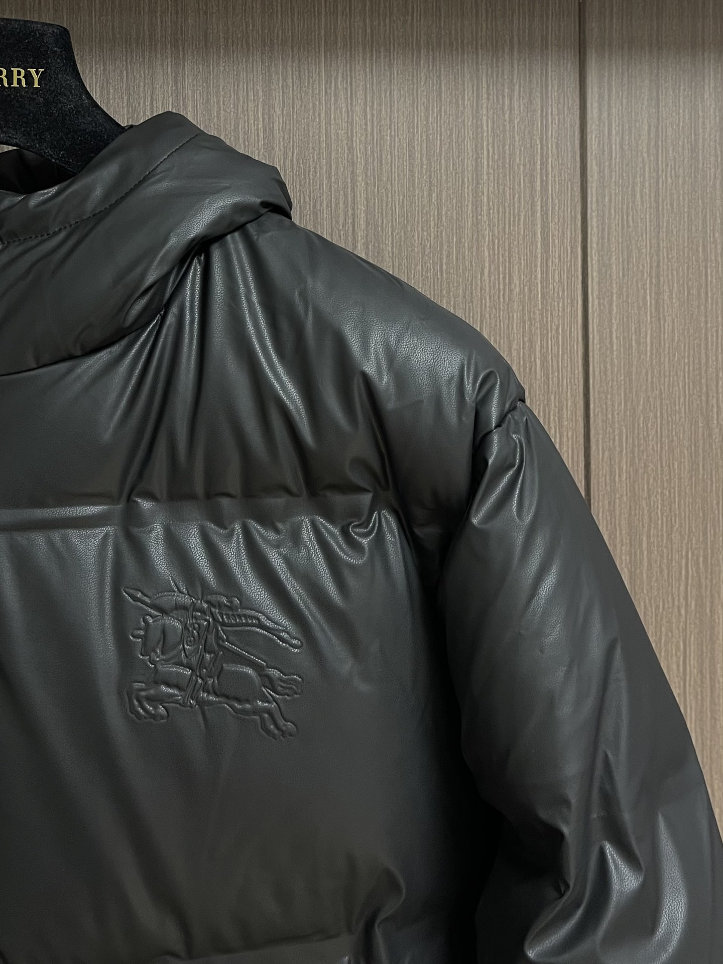 burberry 战马徽标连帽羽绒服，适合各种户外活动和日常穿着。 具有良好的透气性和耐磨性，内里填充优
