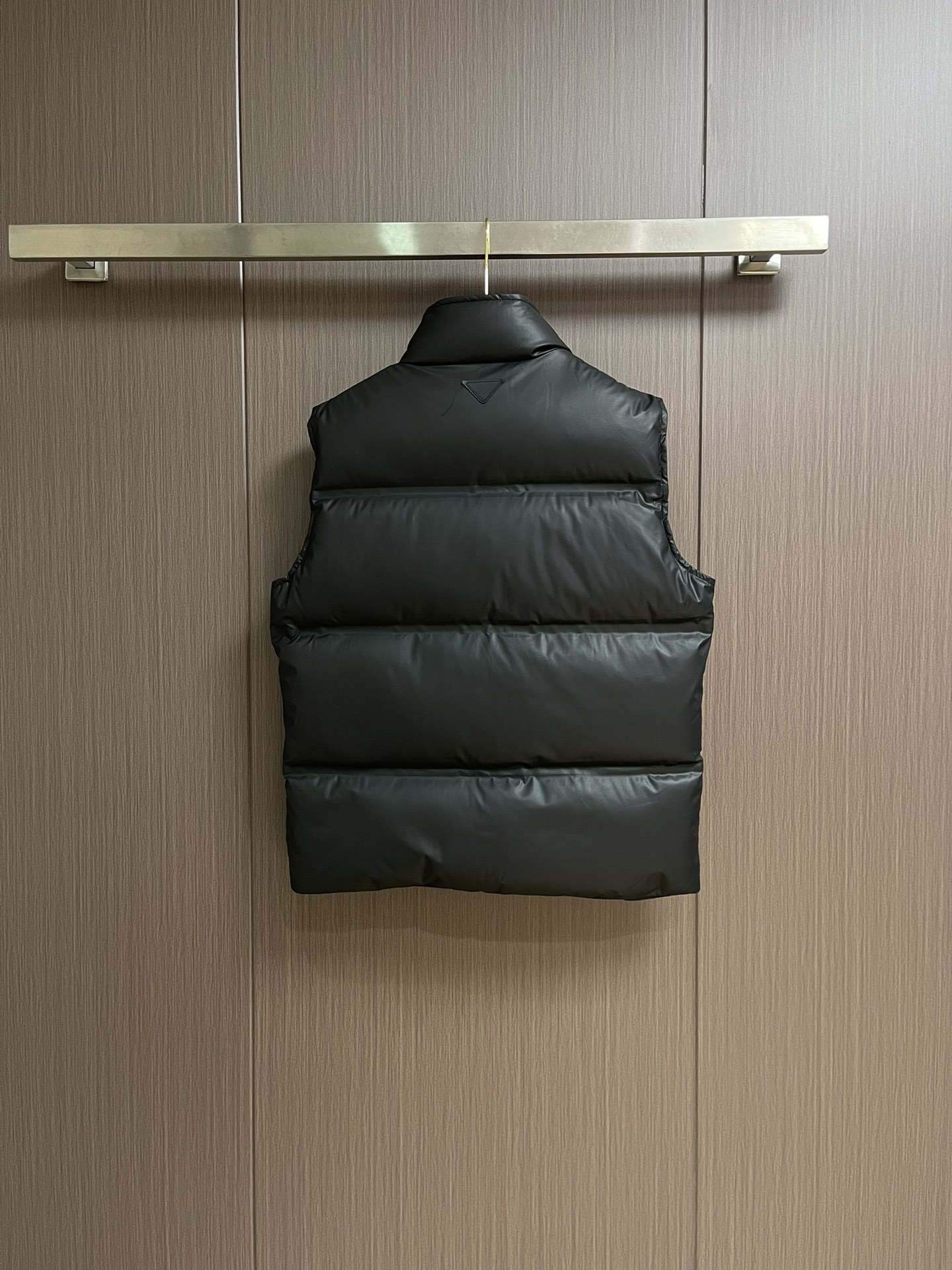 Prada 2025fw秋冬新款三角标识logo无袖马甲羽绒夹克！高端环保皮革面料制成，皮质表面细腻的纹