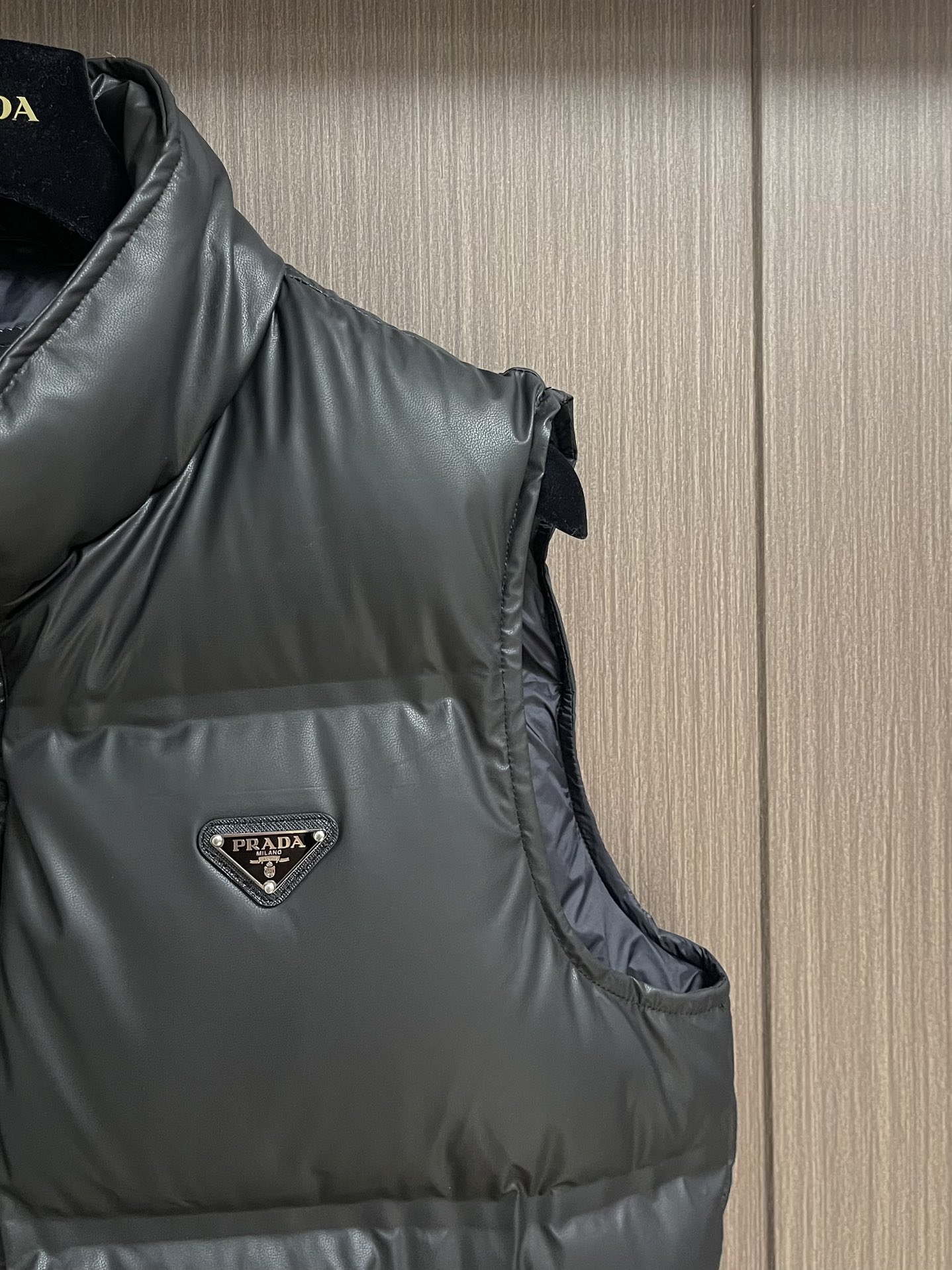 Prada 2025fw秋冬新款三角标识logo无袖马甲羽绒夹克！高端环保皮革面料制成，皮质表面细腻的纹