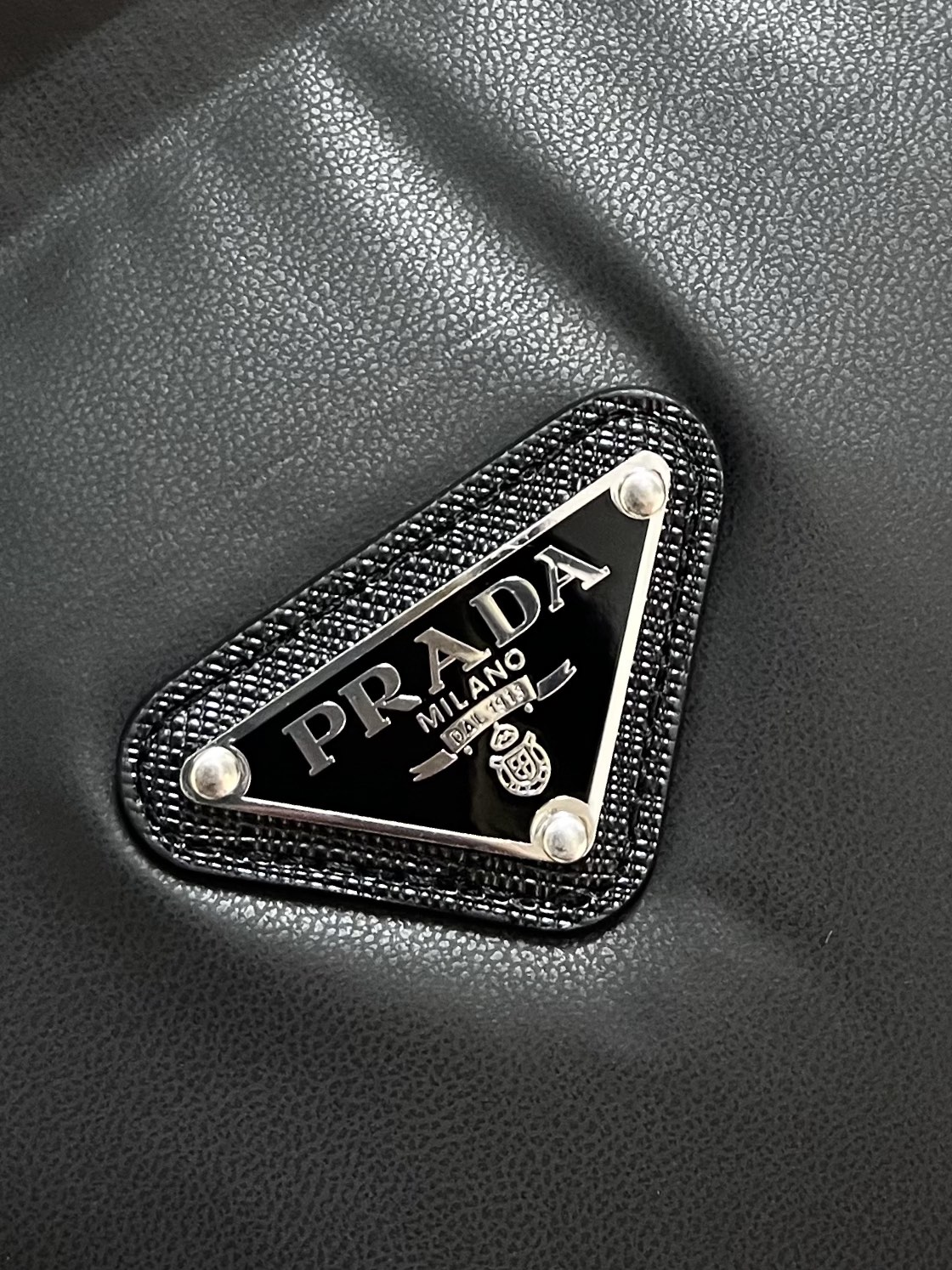 Prada 2025fw秋冬新款三角标识logo无袖马甲羽绒夹克！高端环保皮革面料制成，皮质表面细腻的纹