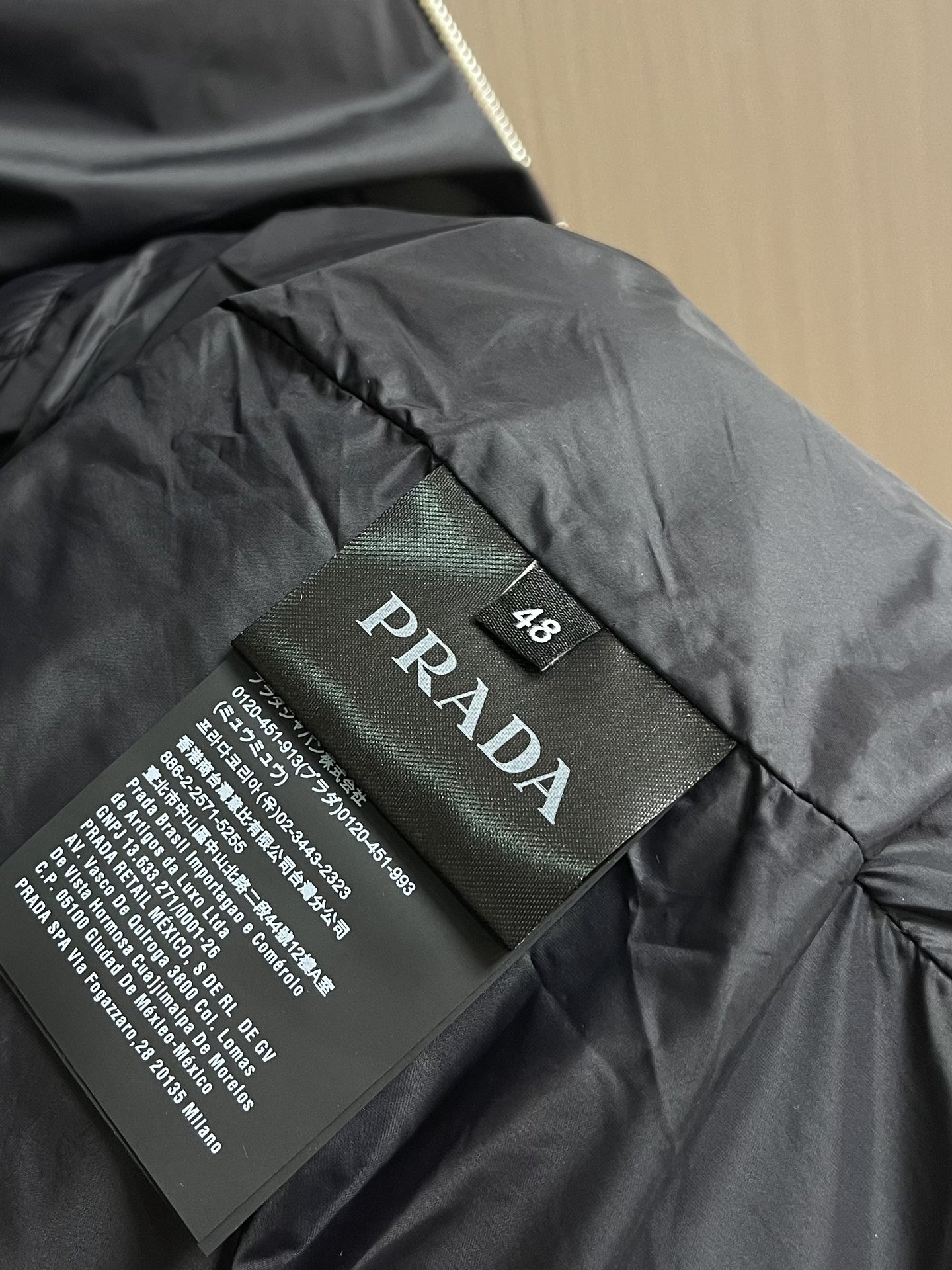 Prada 2025fw秋冬新款三角标识logo无袖马甲羽绒夹克！高端环保皮革面料制成，皮质表面细腻的纹