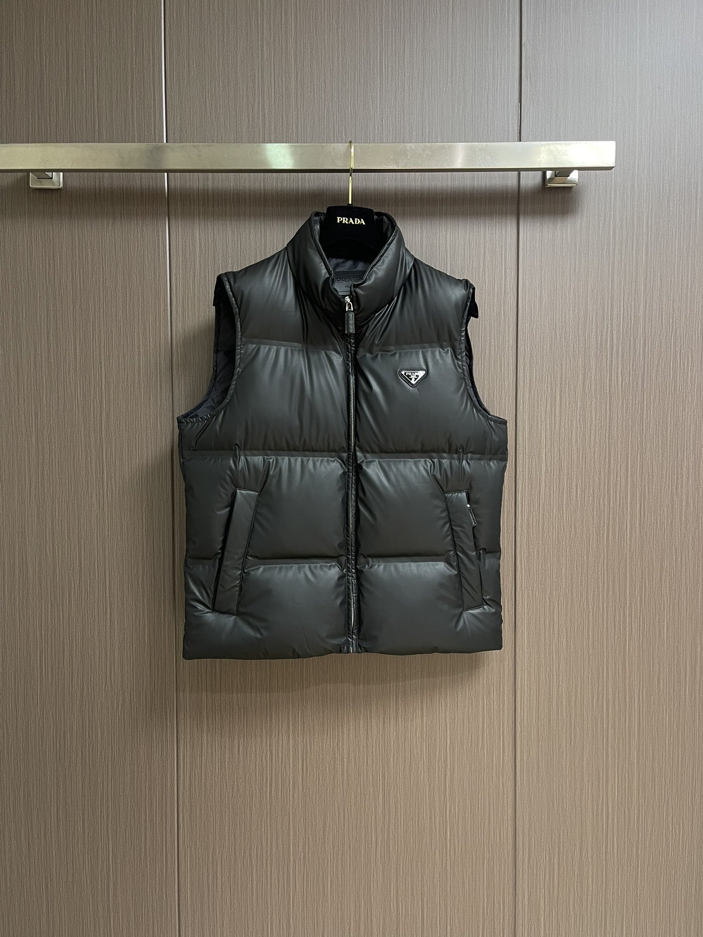 Prada 2025fw秋冬新款三角标识logo无袖马甲羽绒夹克！高端环保皮革面料制成，皮质表面细腻的纹