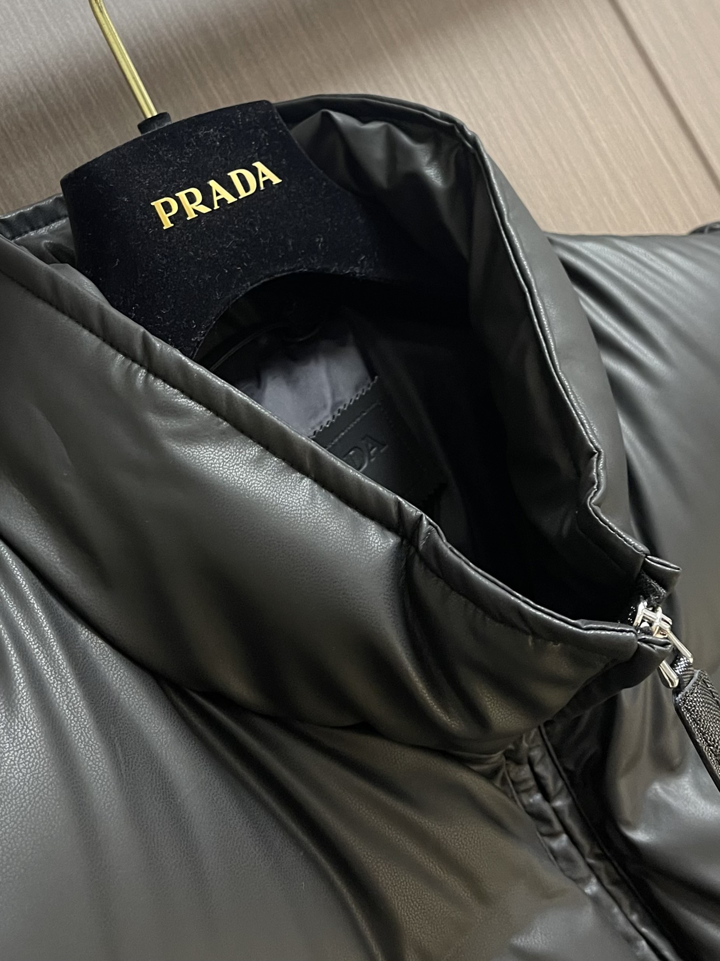 Prada 2025fw秋冬新款三角标识logo无袖马甲羽绒夹克！高端环保皮革面料制成，皮质表面细腻的纹