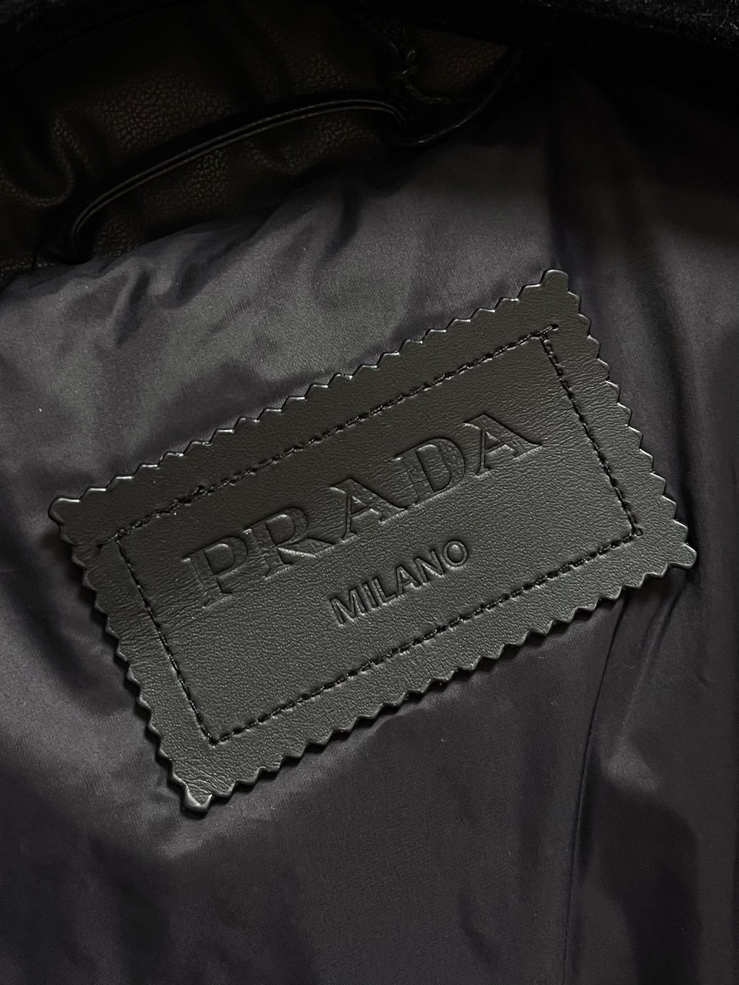 Prada 2025fw秋冬新款三角标识logo无袖马甲羽绒夹克！高端环保皮革面料制成，皮质表面细腻的纹
