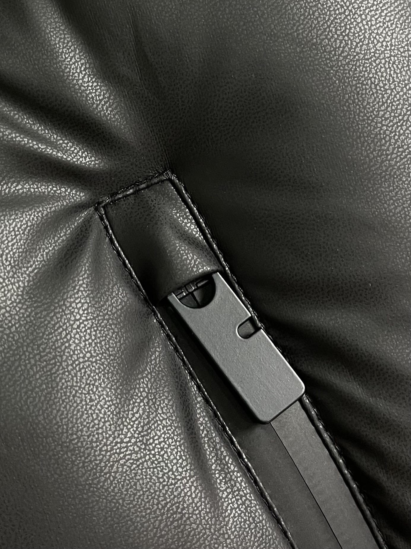burberry 战马徽标无袖马甲羽绒外套，适合各种户外活动和日常穿着。 具有良好的透气性和耐磨性，内里