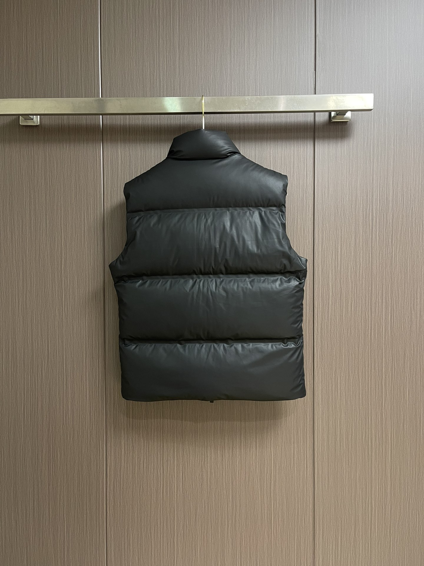 burberry 战马徽标无袖马甲羽绒外套，适合各种户外活动和日常穿着。 具有良好的透气性和耐磨性，内里