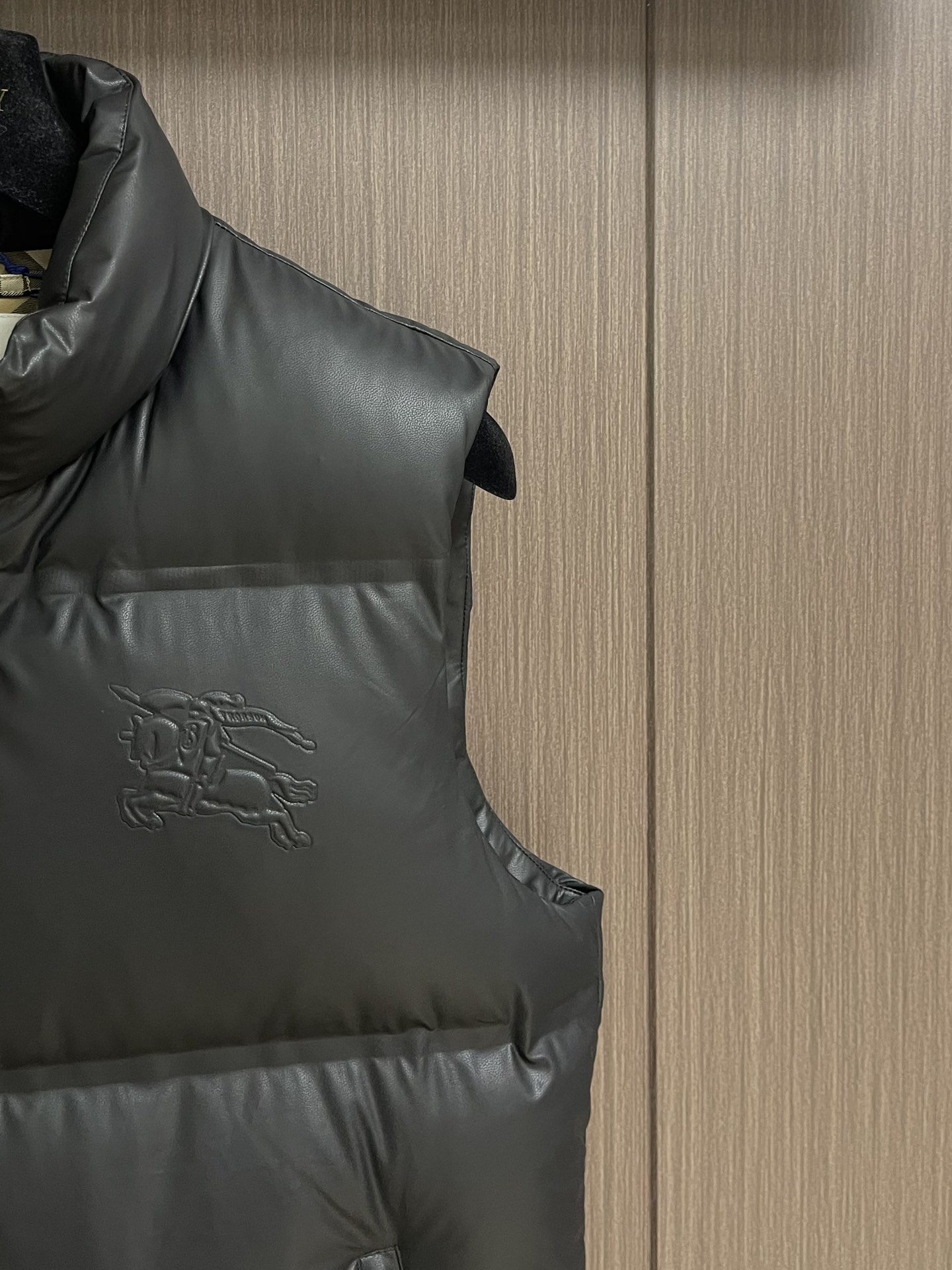 burberry 战马徽标无袖马甲羽绒外套，适合各种户外活动和日常穿着。 具有良好的透气性和耐磨性，内里