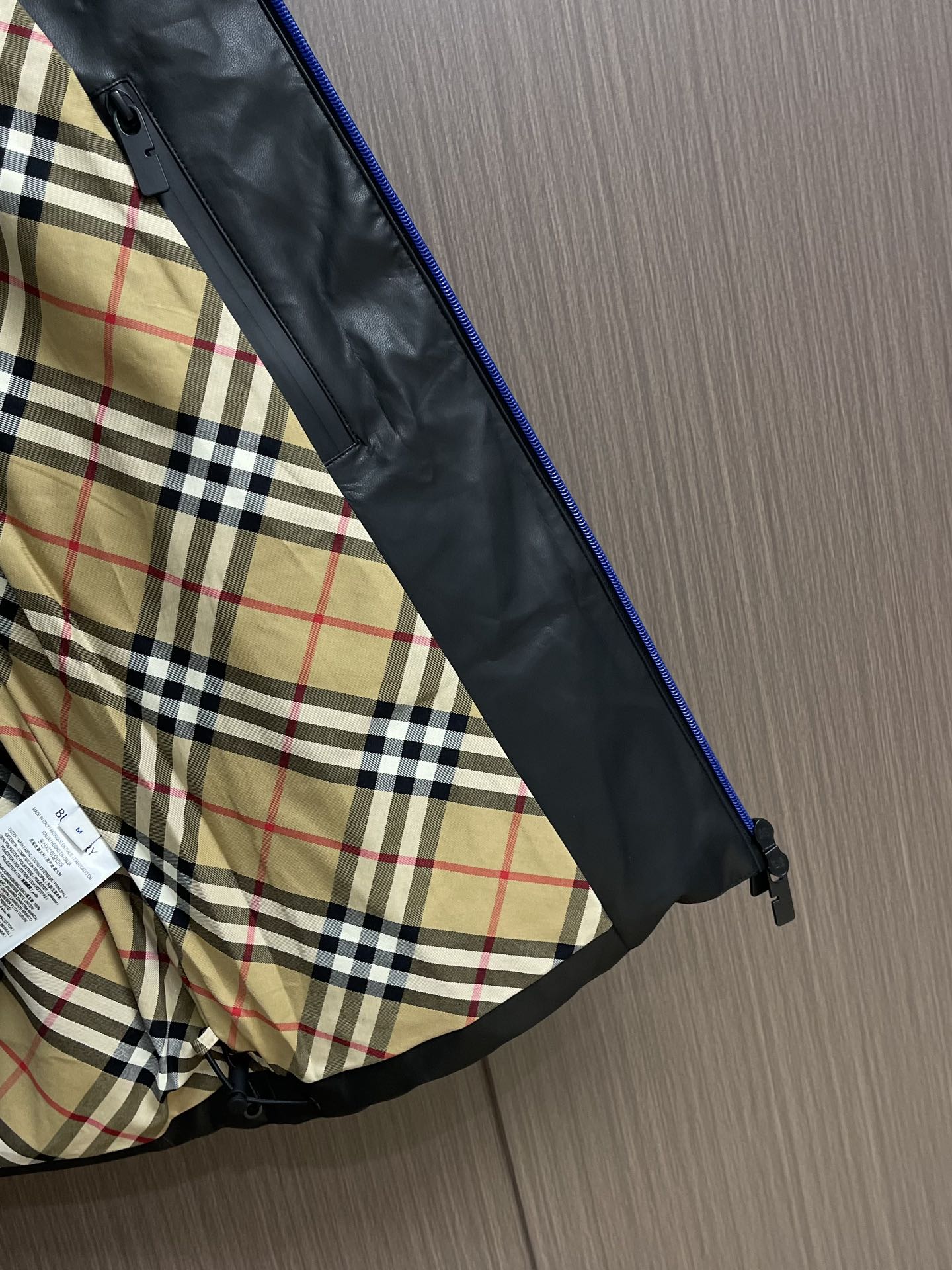 burberry 战马徽标无袖马甲羽绒外套，适合各种户外活动和日常穿着。 具有良好的透气性和耐磨性，内里