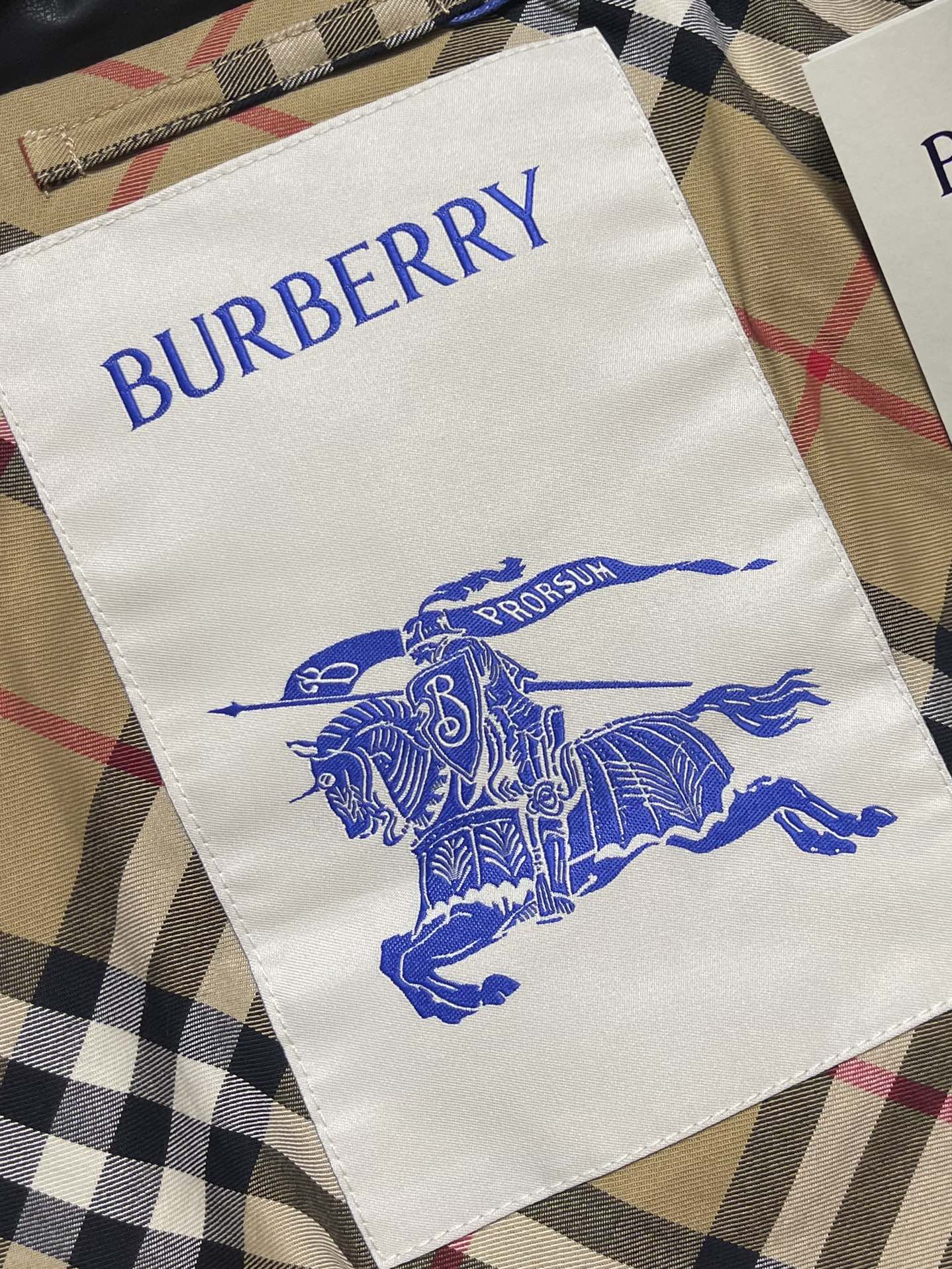 burberry 战马徽标无袖马甲羽绒外套，适合各种户外活动和日常穿着。 具有良好的透气性和耐磨性，内里