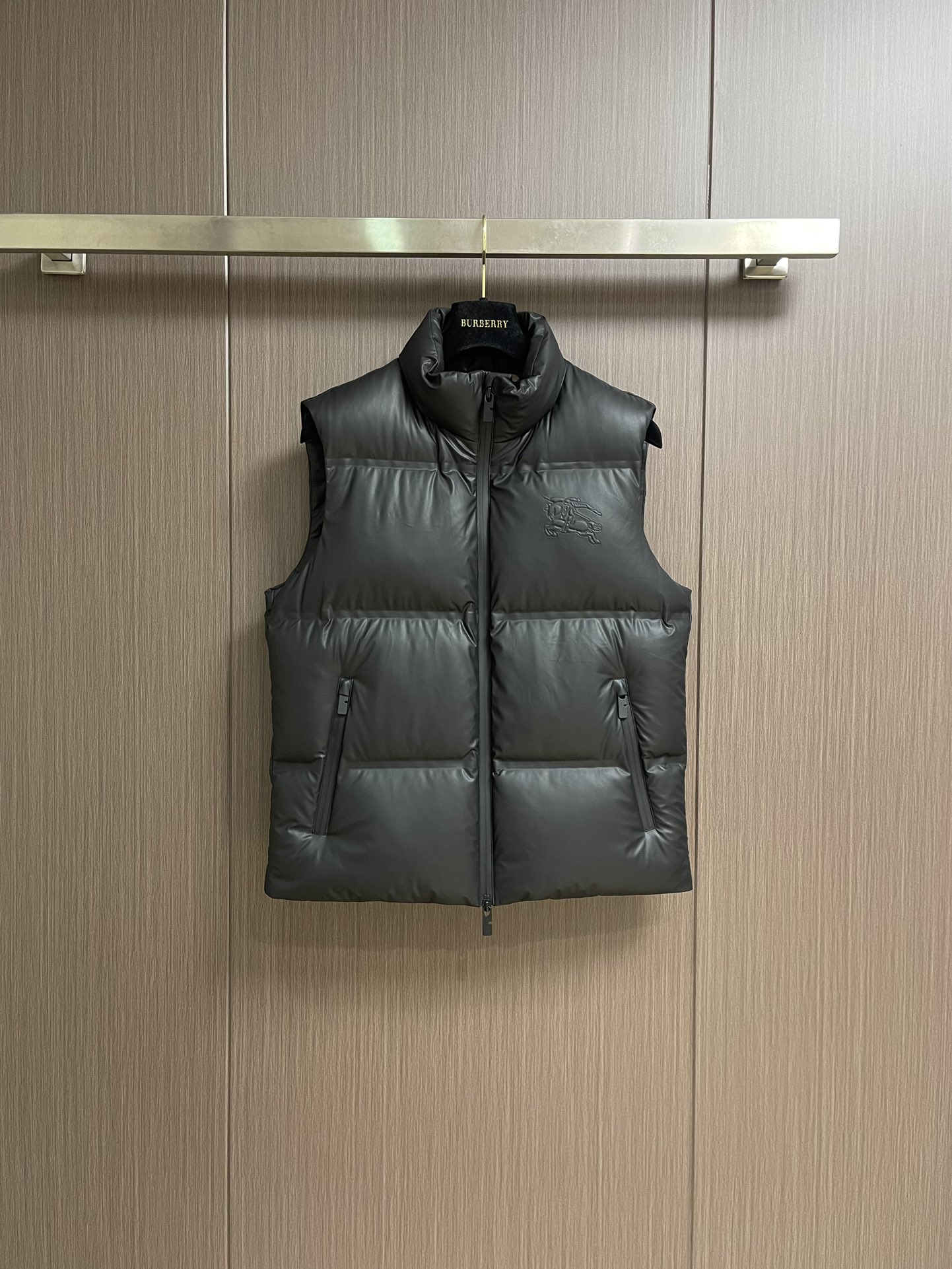 burberry 战马徽标无袖马甲羽绒外套，适合各种户外活动和日常穿着。 具有良好的透气性和耐磨性，内里