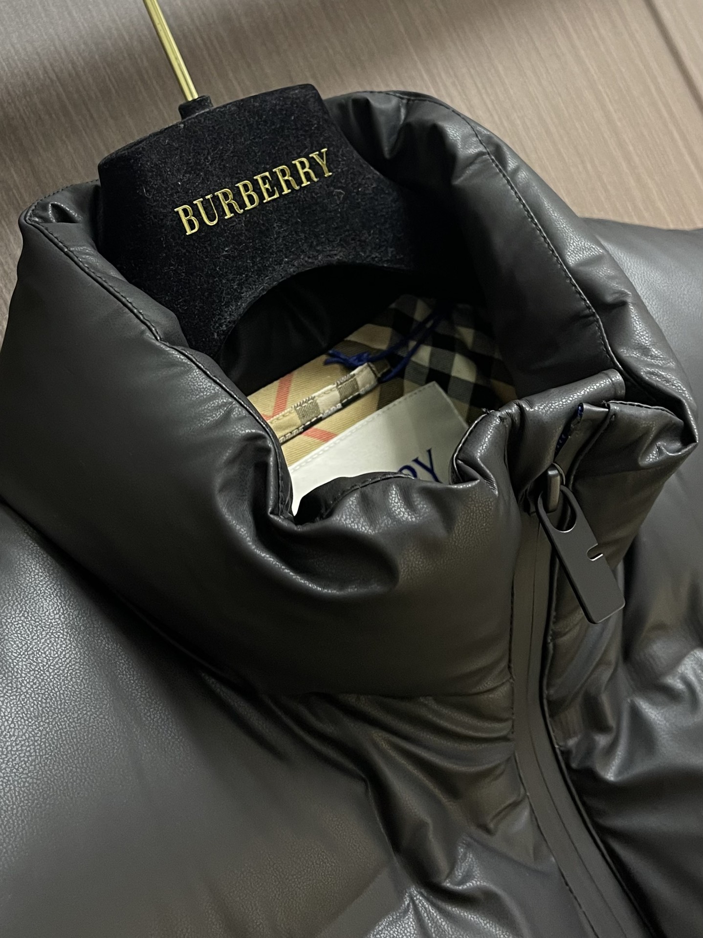 burberry 战马徽标无袖马甲羽绒外套，适合各种户外活动和日常穿着。 具有良好的透气性和耐磨性，内里