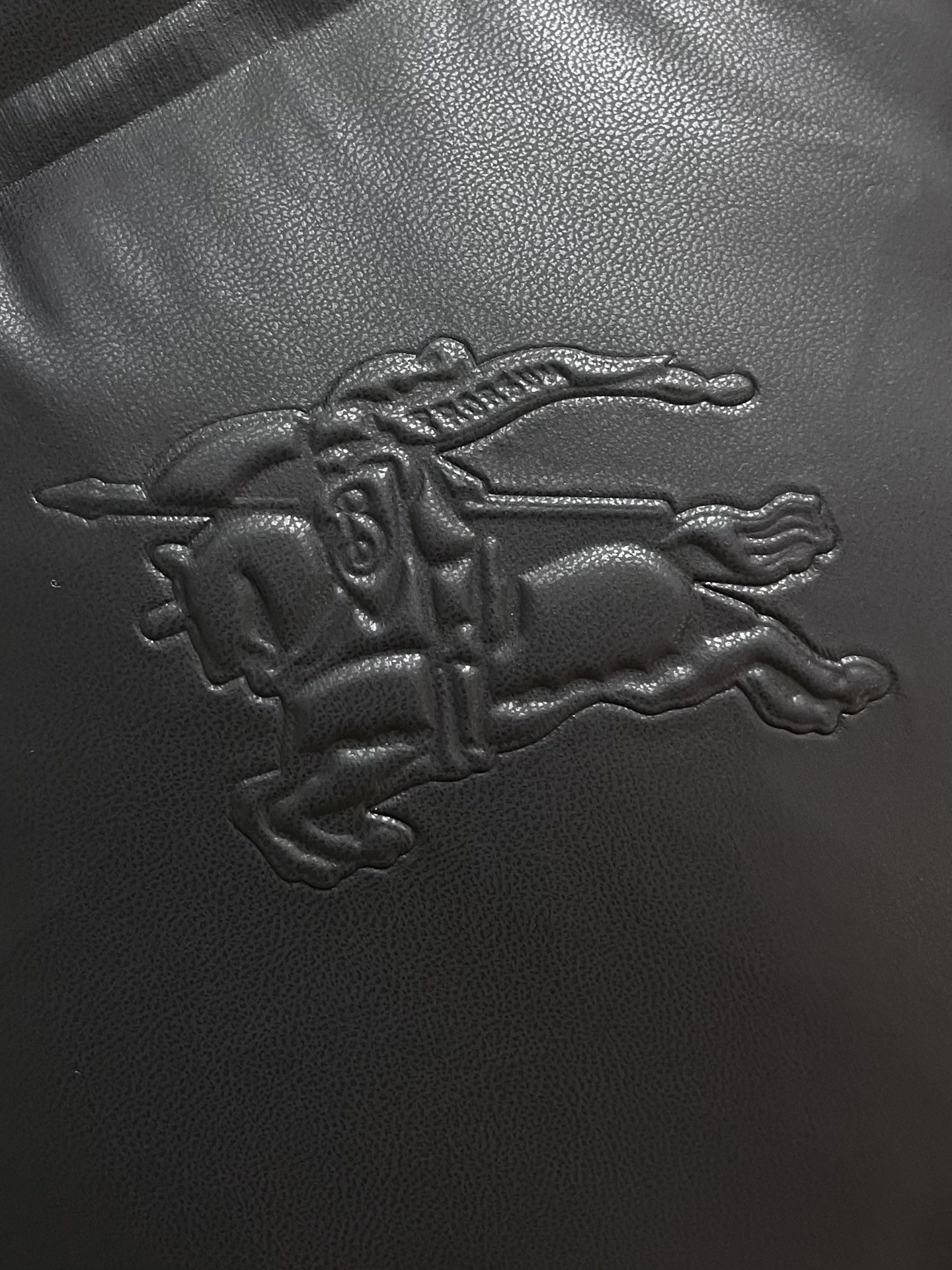 burberry 战马徽标无袖马甲羽绒外套，适合各种户外活动和日常穿着。 具有良好的透气性和耐磨性，内里