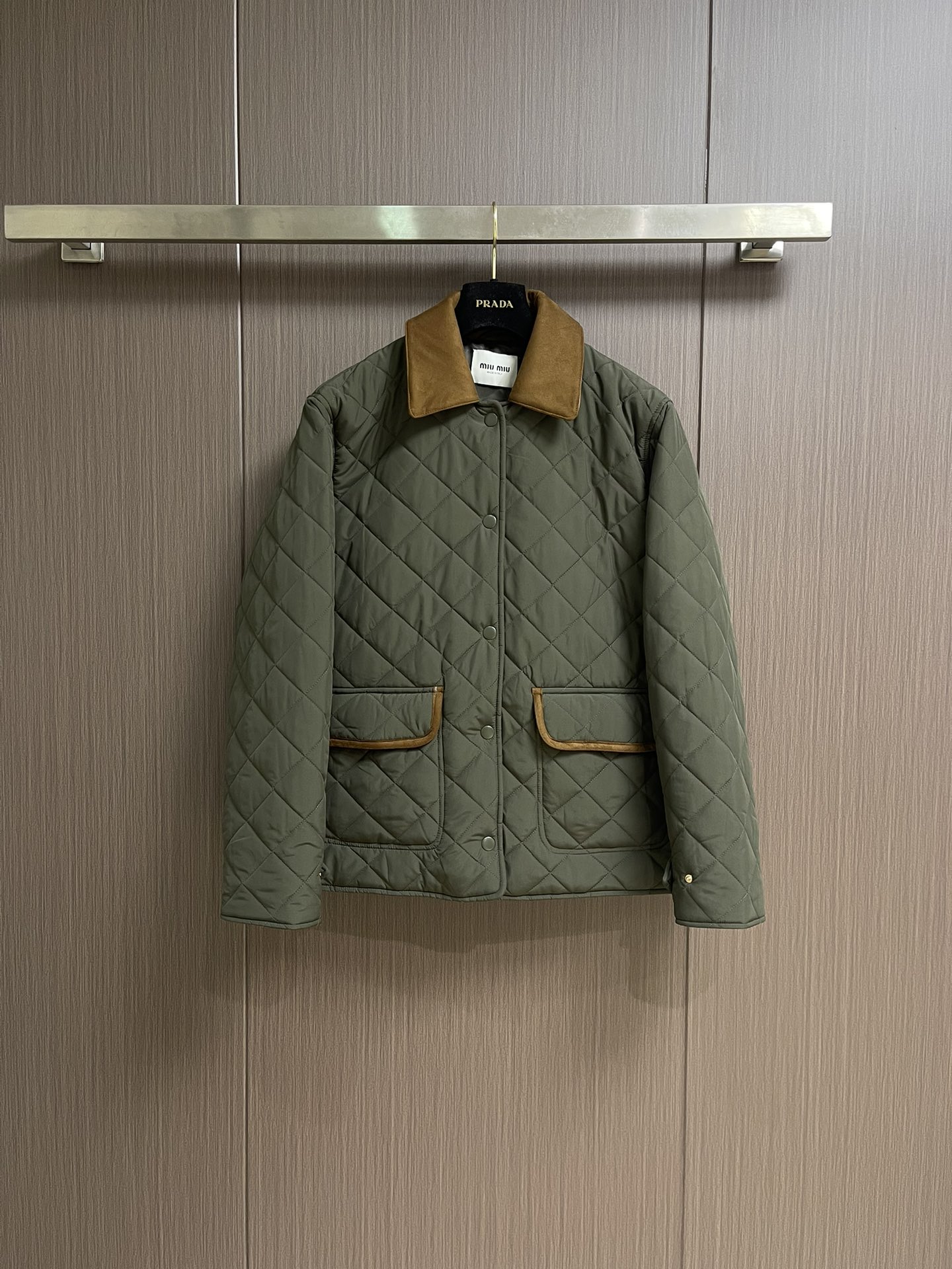 MIUMIU 2025SS新品菱格翻领棉服，定制YB进口防风防水尼龙材质 其工艺还原 升级材质 提升秋冬