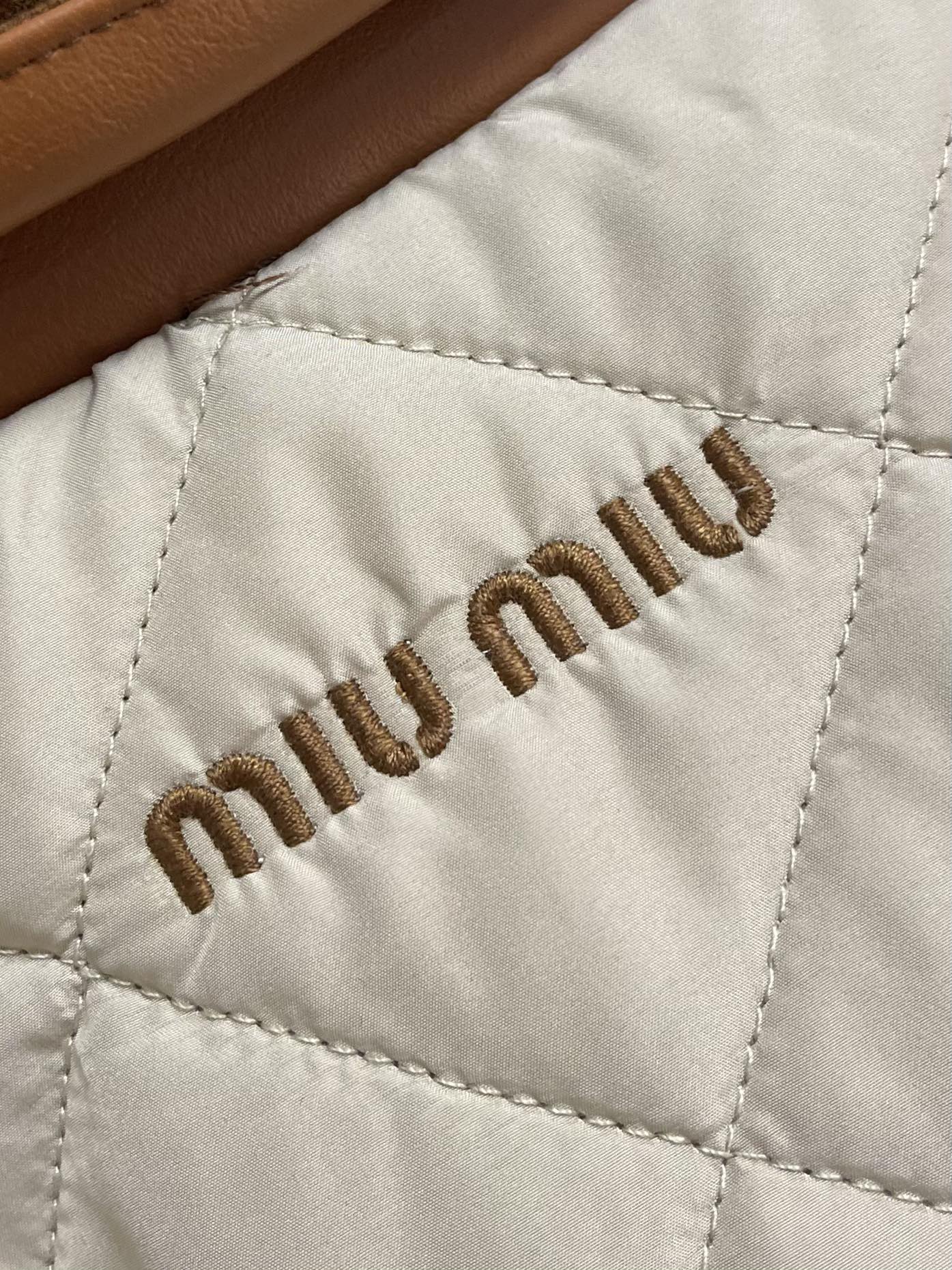 MIUMIU 2025SS新品菱格翻领棉服，定制YB进口防风防水尼龙材质 其工艺还原 升级材质 提升秋冬