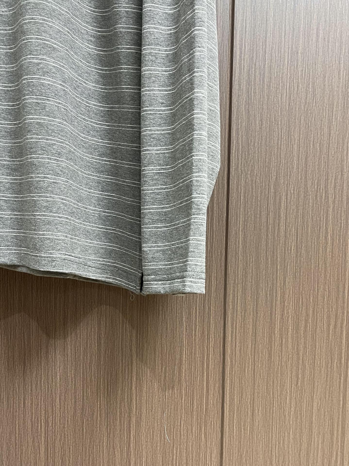 MiuMiu 条纹Polo长袖，定制奢华60支双股高密条纹料，胸前口袋饰以品牌标志作点睛之笔，人体学立体